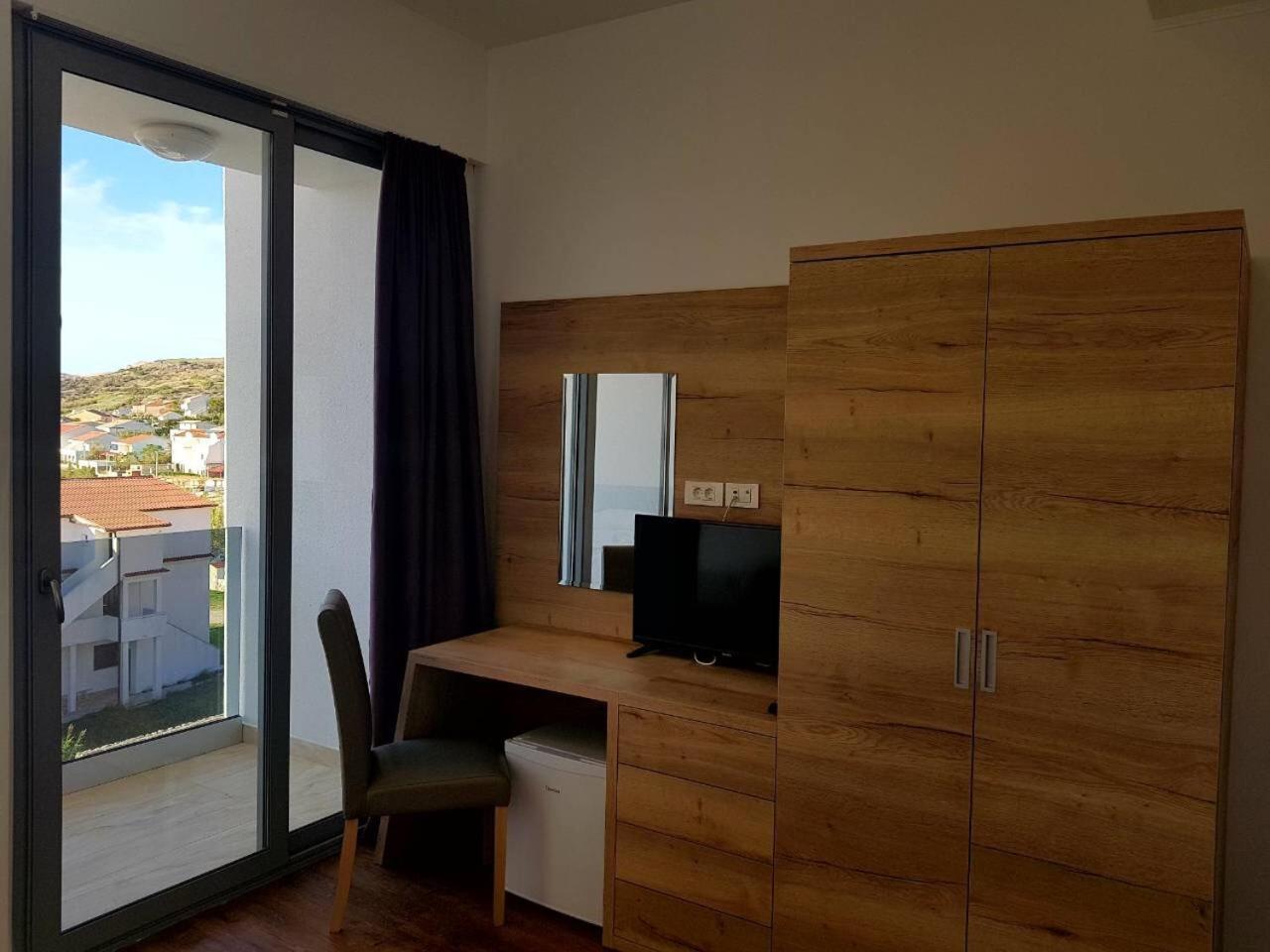 Deluxe Double Room with Balcony and Sea View - Photo 3