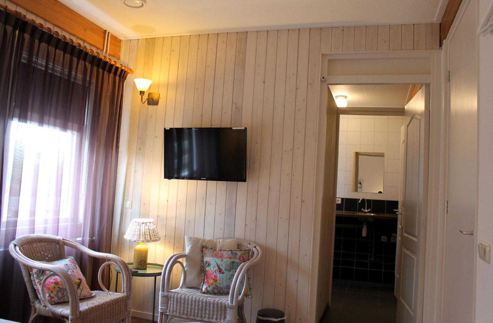Twin Room with Private Bathroom photo 2