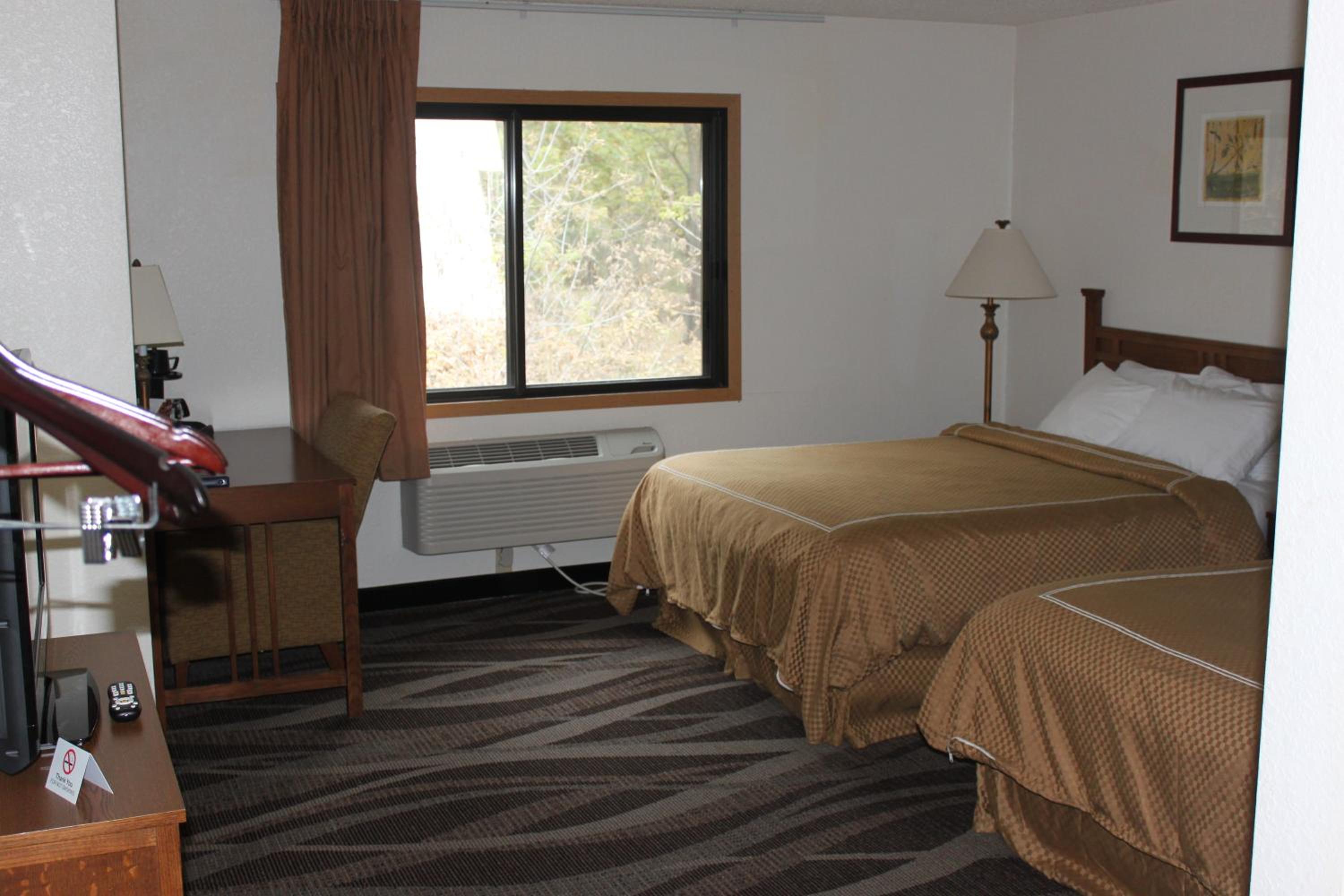 Queen Room with Two Queen Beds - Non-Smoking - Photo 1