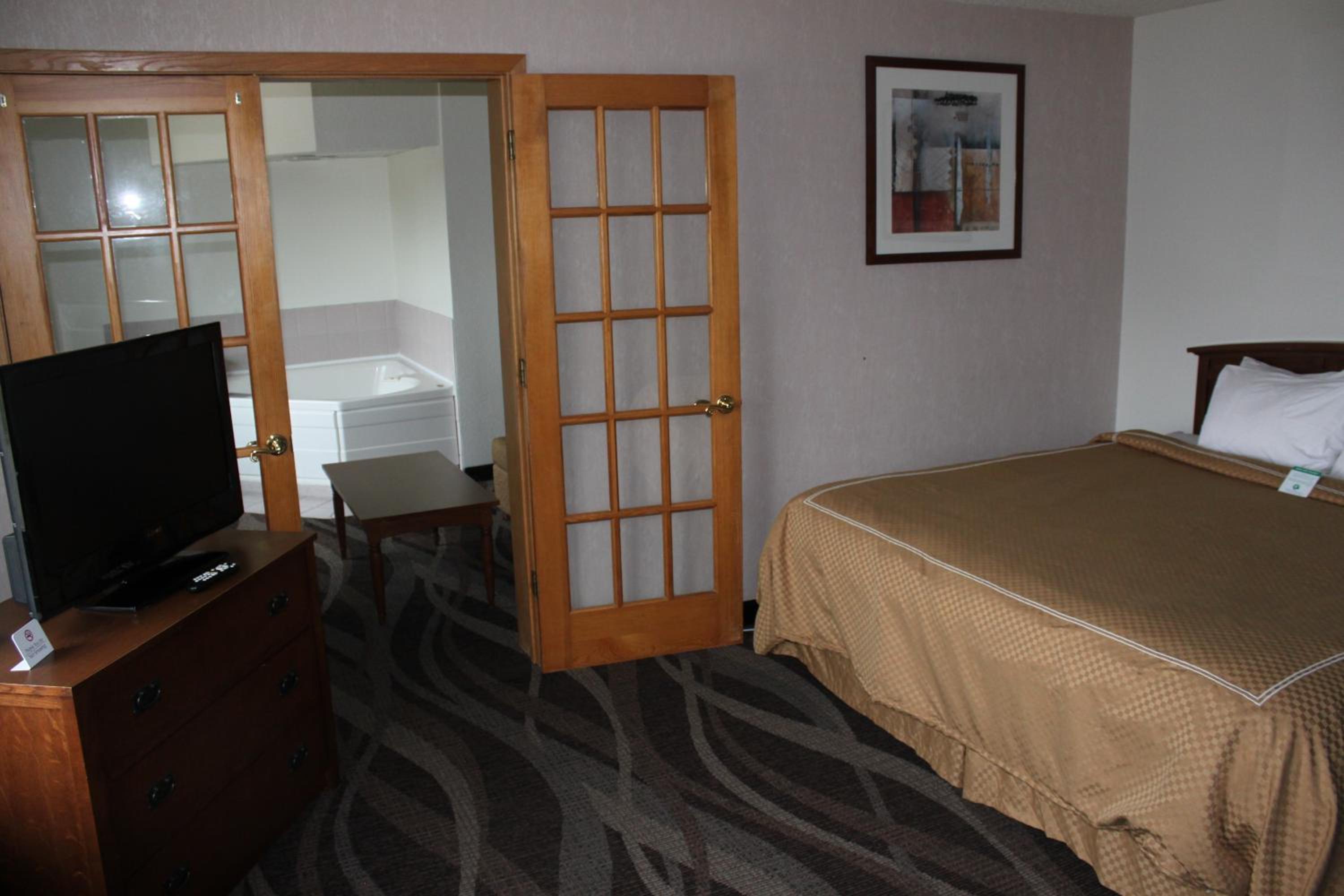 King Suite with Spa Bath - Non-Smoking - Photo 4