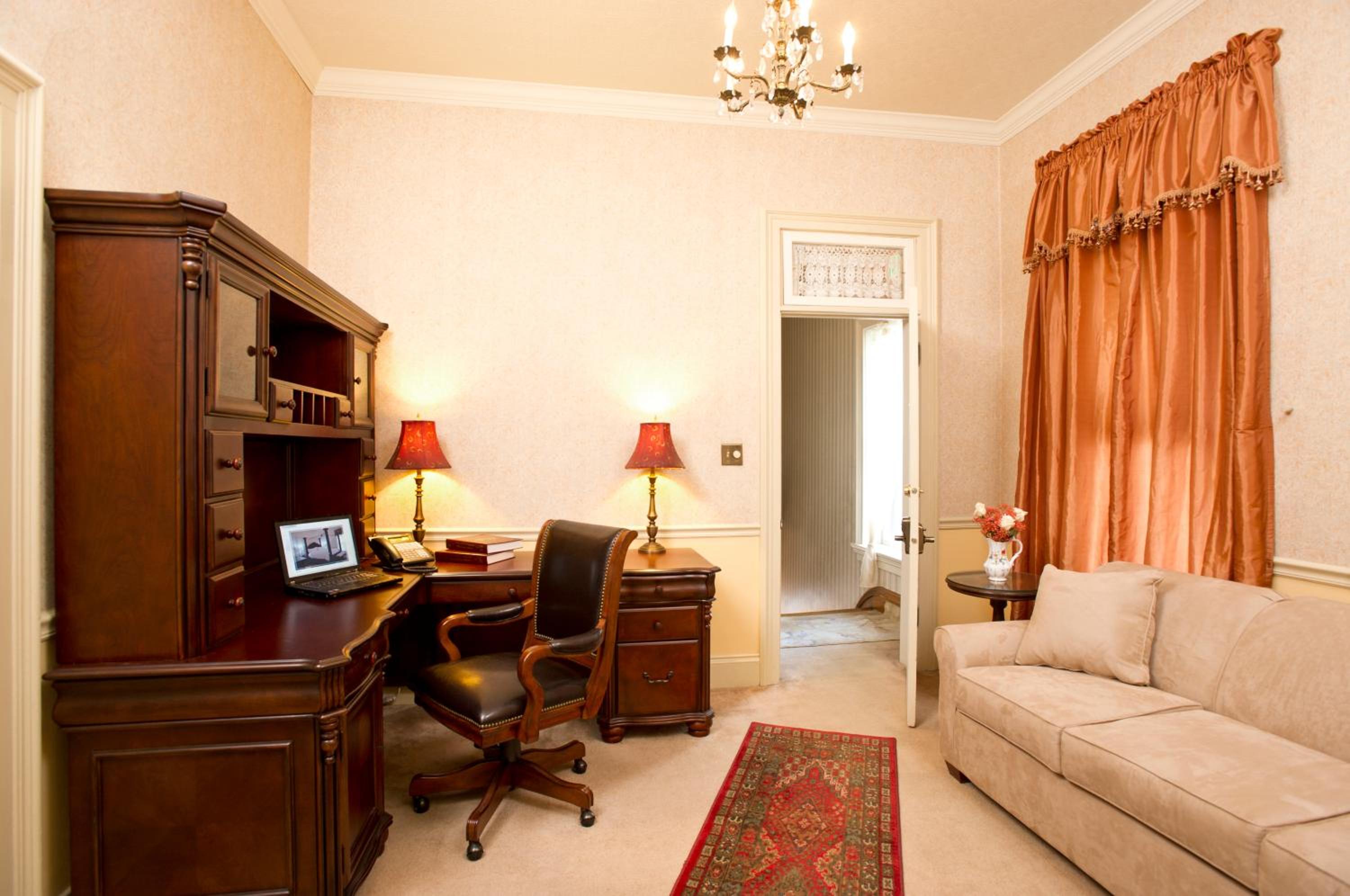 Queen Suite with Spa Bath photo 2