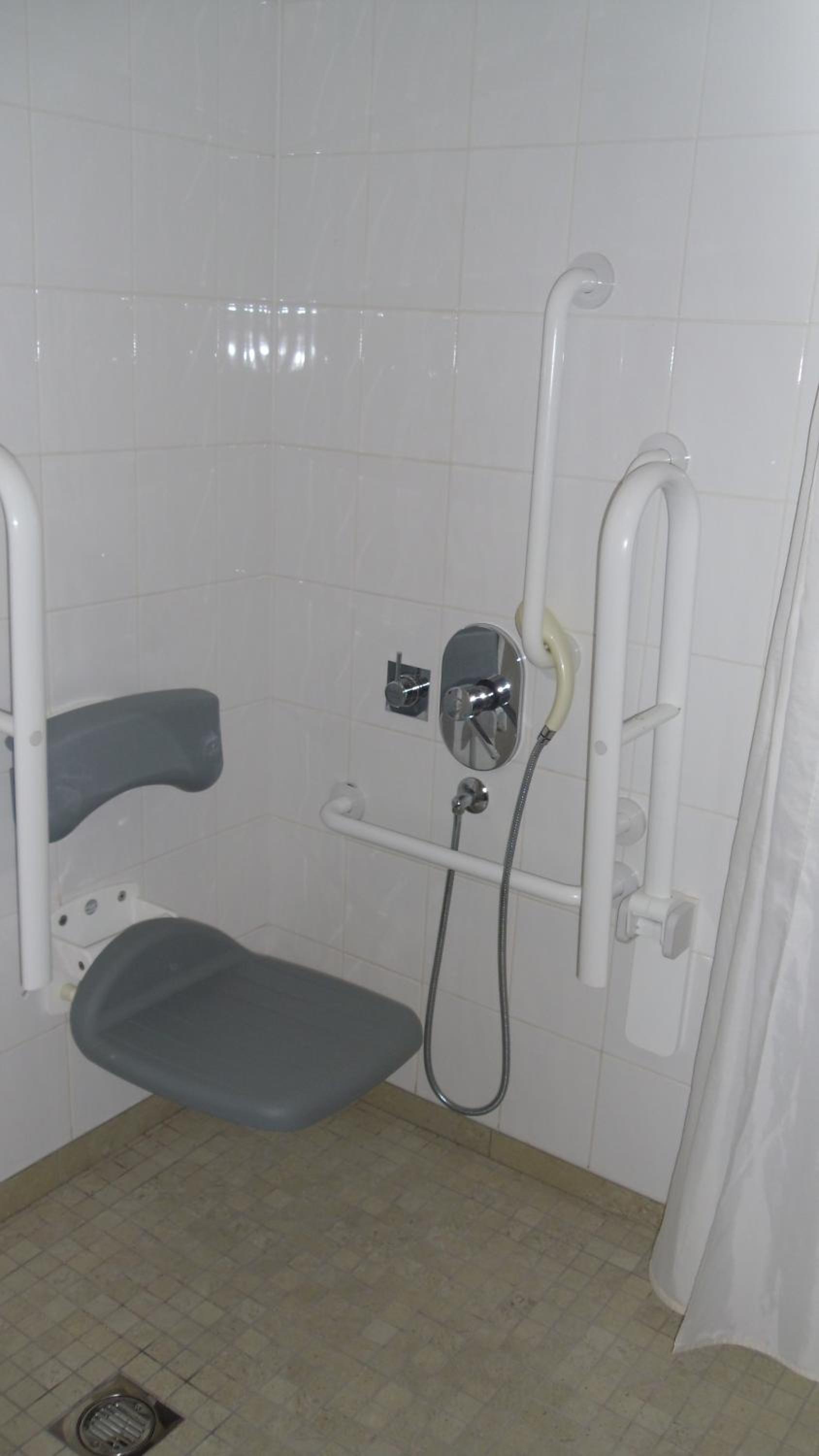 King Room with Roll-In Shower - Disability Access - Photo 3