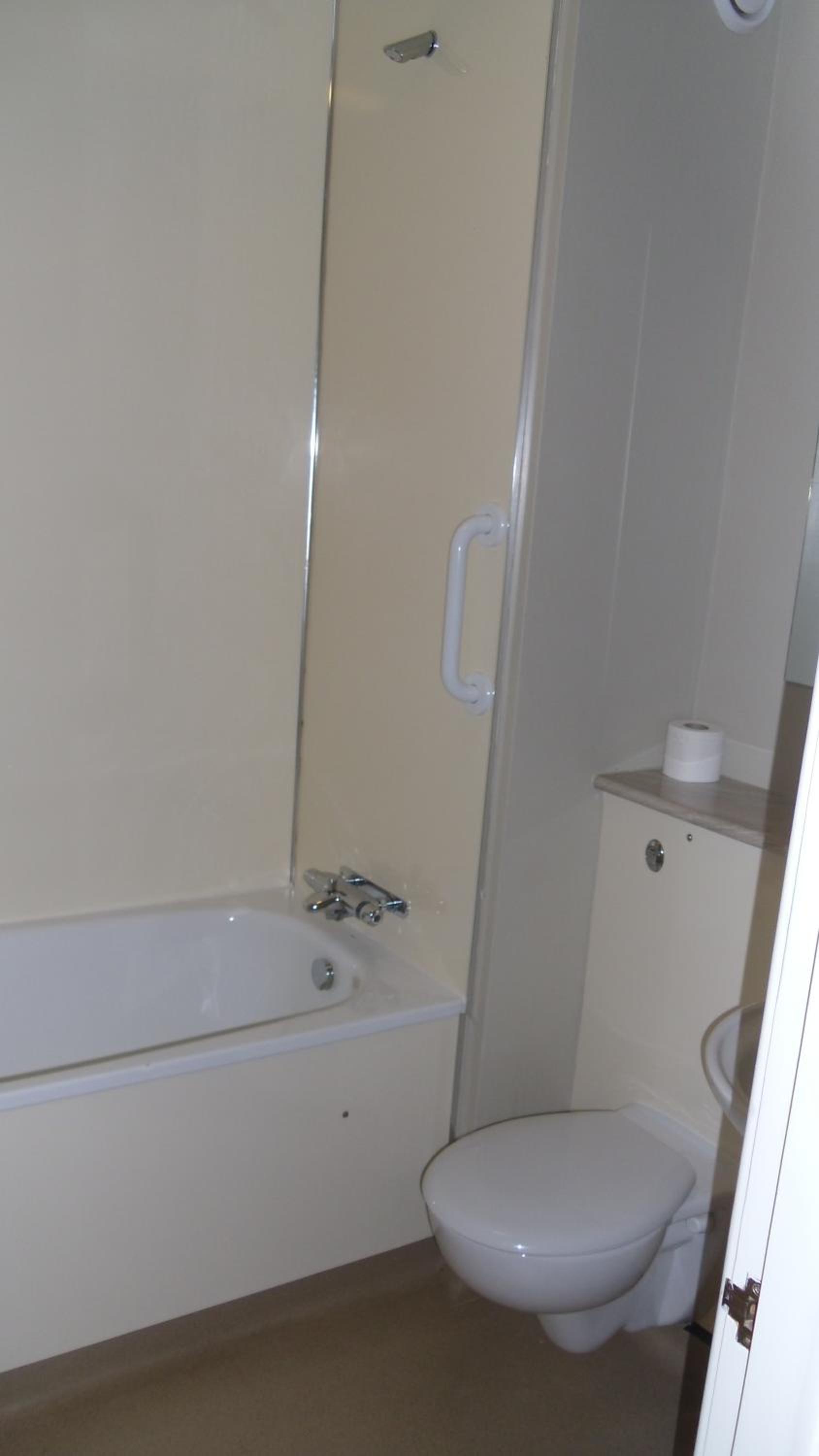 Double Room with Private Bathroom - Photo 8