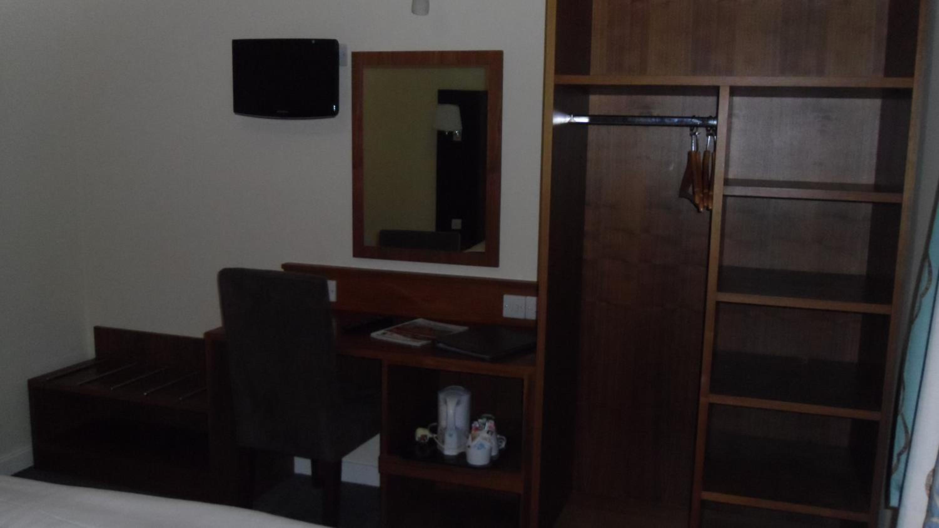 King Room with Roll-In Shower - Disability Access - Photo 5