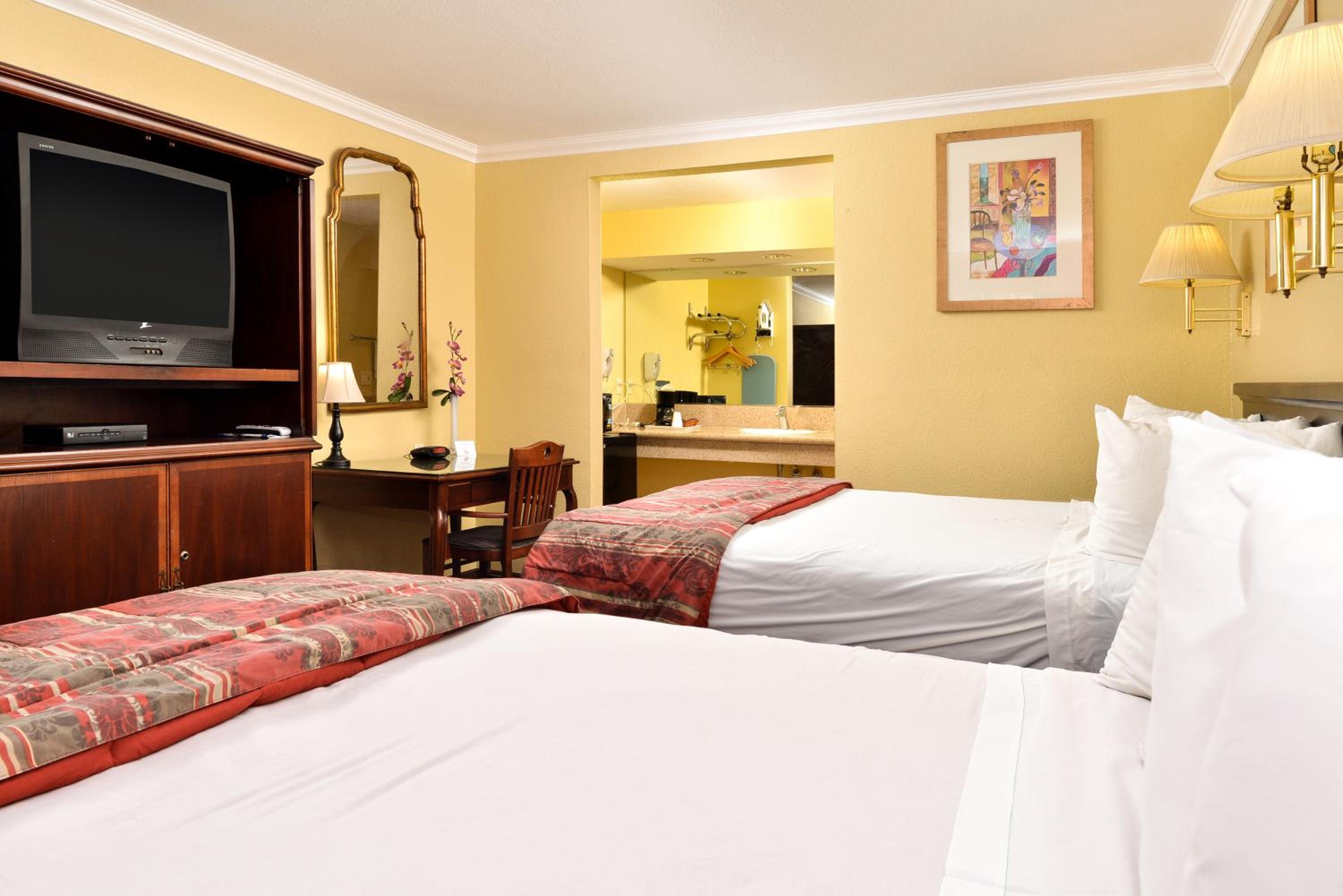 Queen Room with Two Queen Beds - Non-Smoking - Photo 2