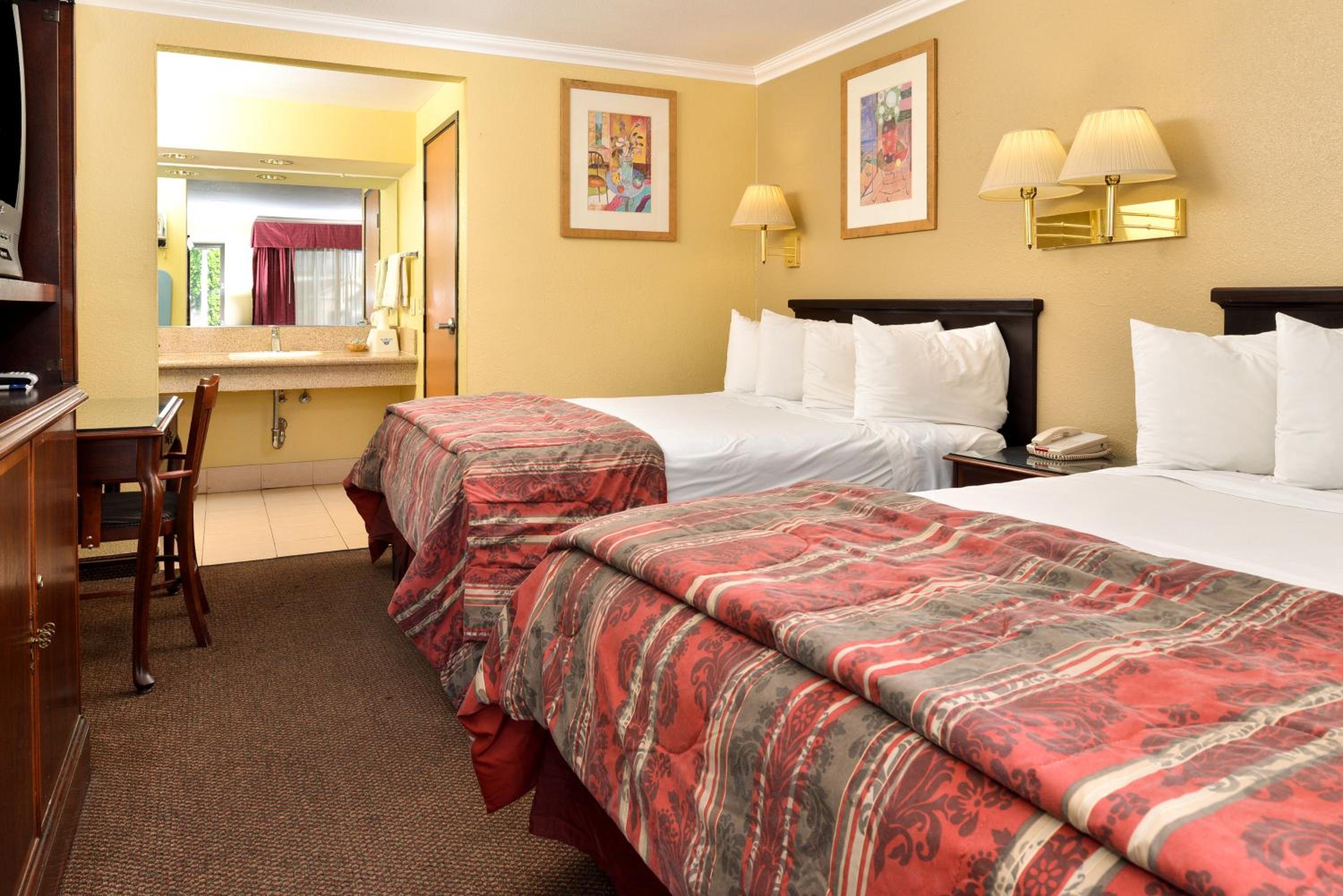 Queen Room with Two Queen Beds - Non-Smoking - Photo 1