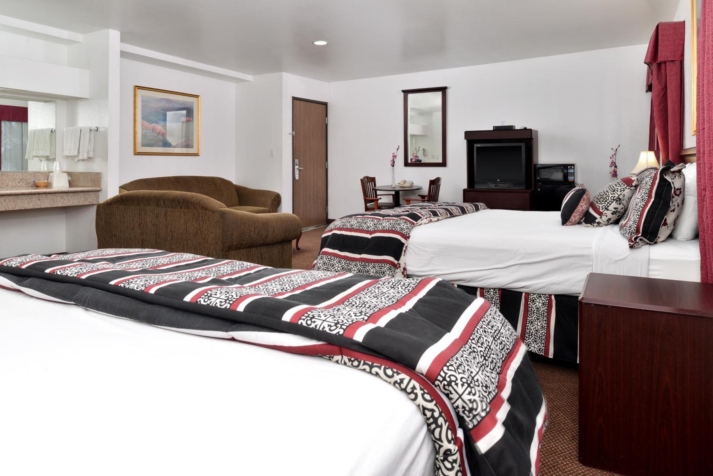 King Suite with Two King Beds - Photo 3
