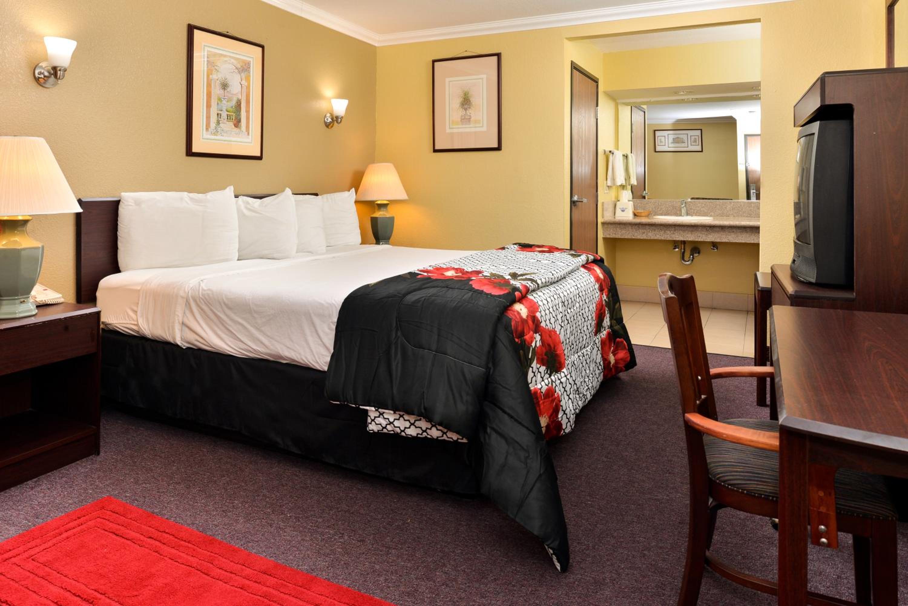 King Room - Non-Smoking - Photo 1