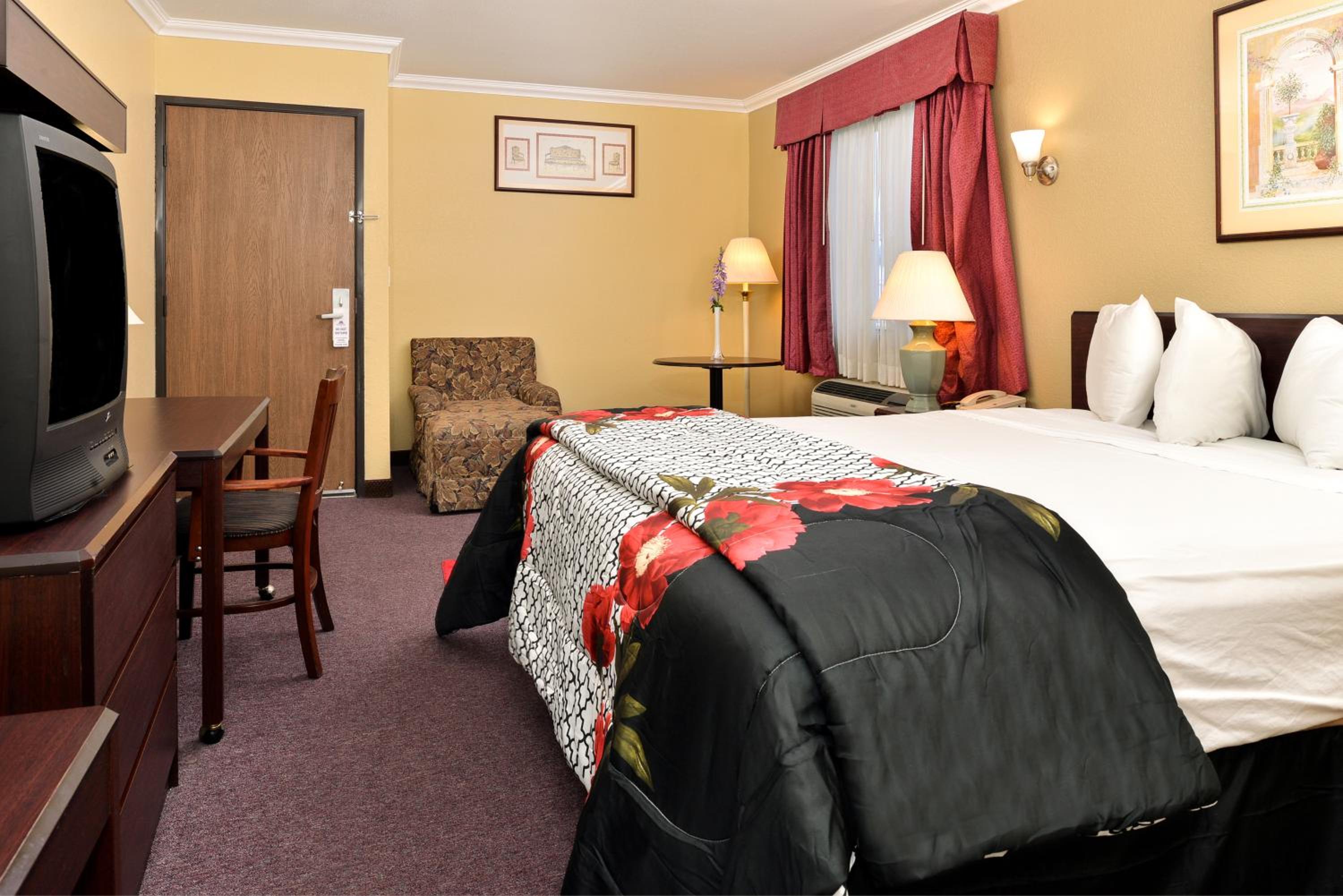 King Room - Non-Smoking - Photo 3