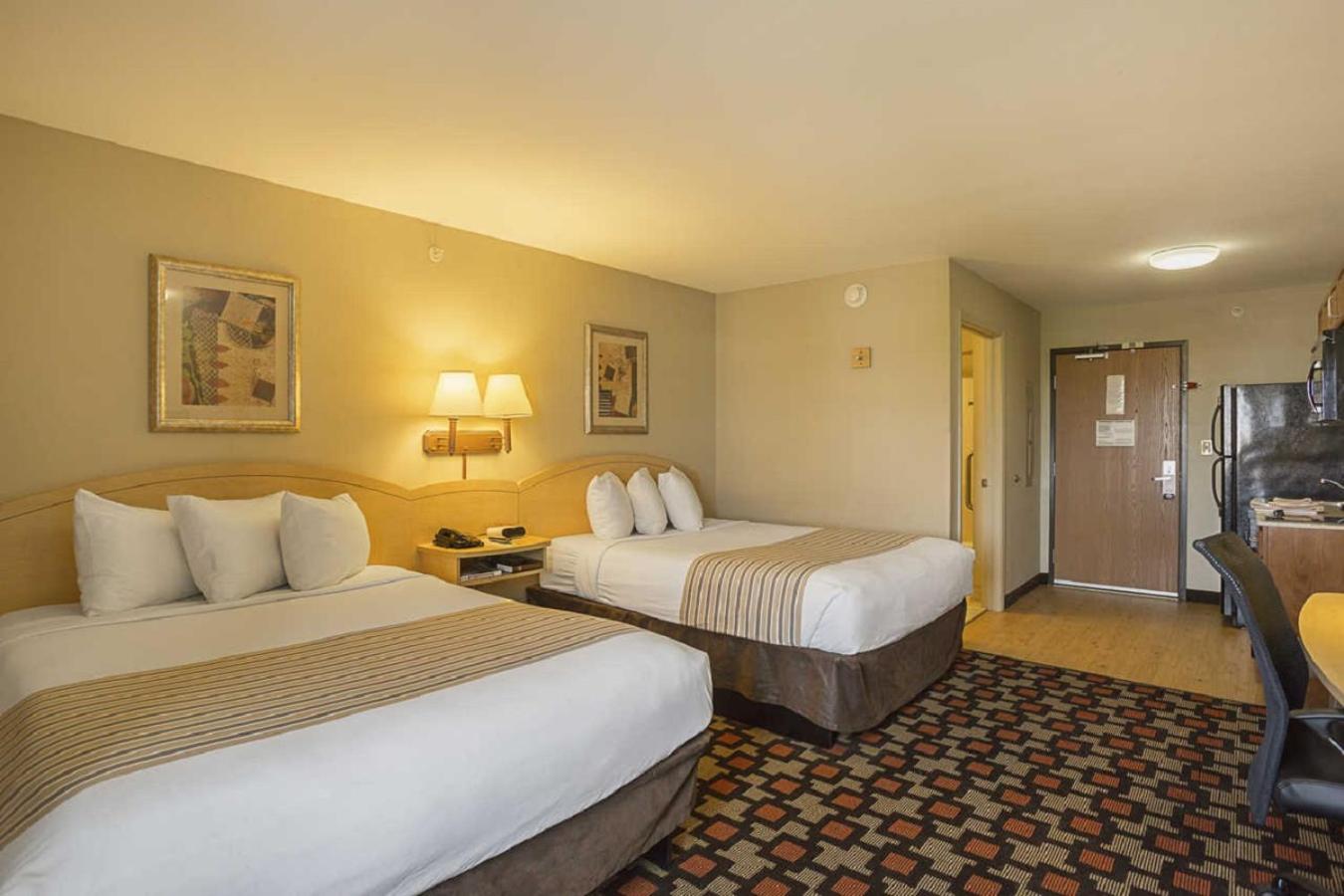 Queen Room with Two Queen Beds - Non-Smoking - Photo 2