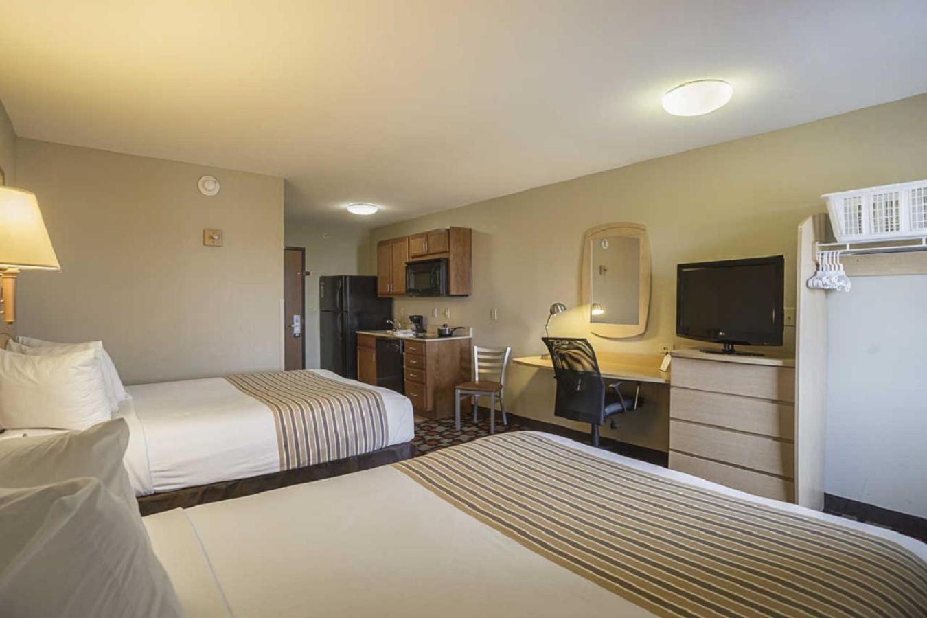 Queen Room with Two Queen Beds - Non-Smoking - Photo 8