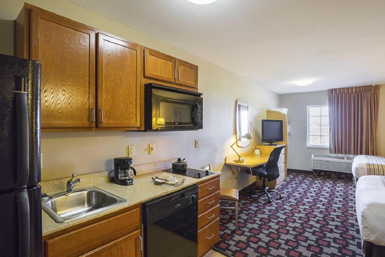 Queen Room with Two Queen Beds - Non-Smoking - Photo 1