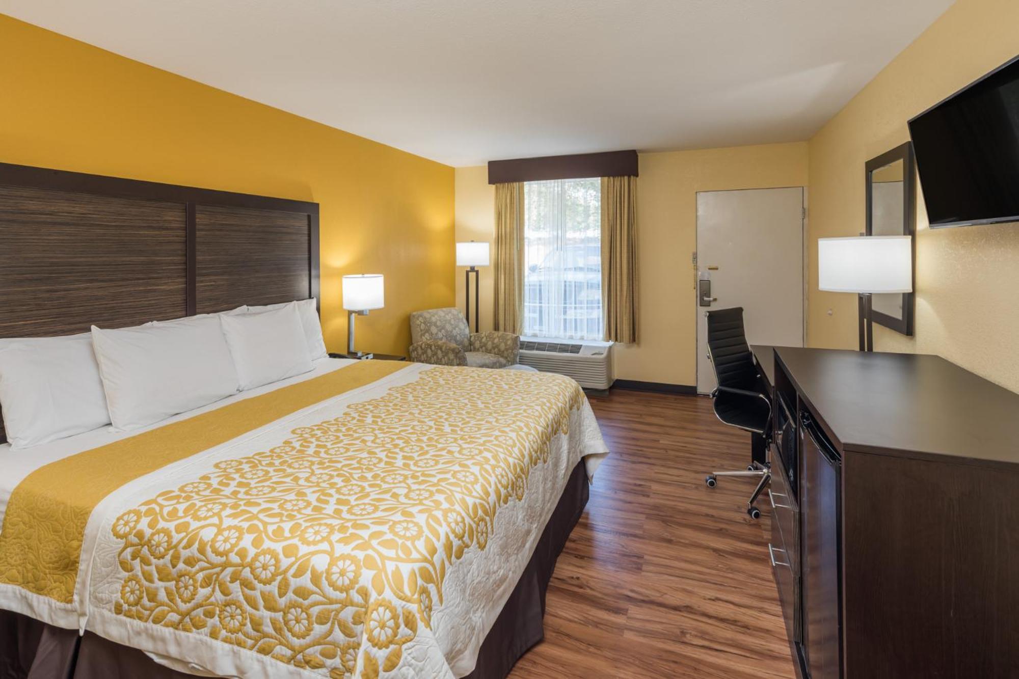 King Room - Non-Smoking - Photo 2