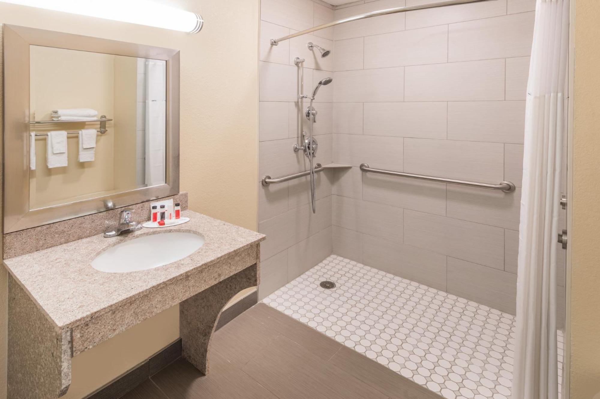 King Room - Disability Access/Non-Smoking - Photo 5