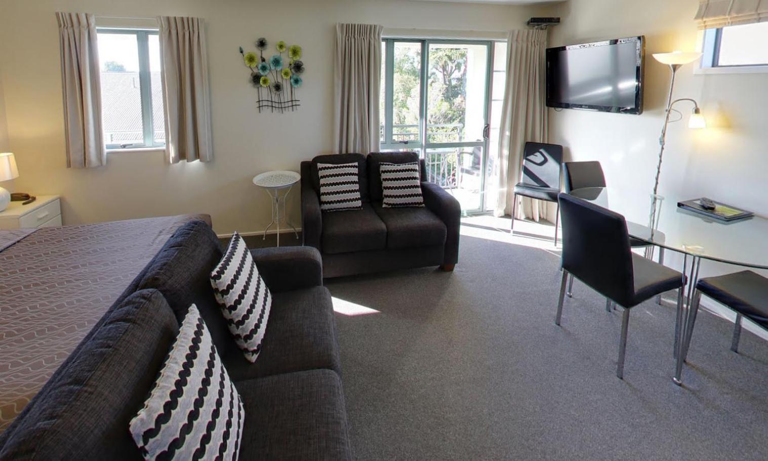 One-Bedroom Apartment with Shower photo 1