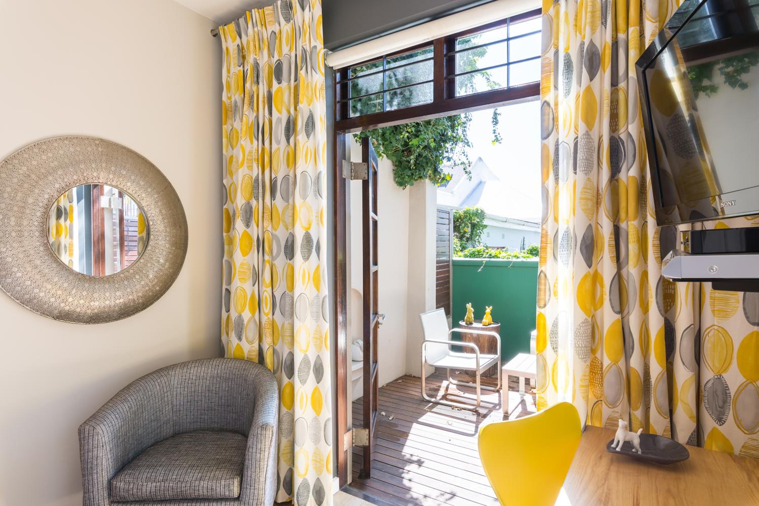 Double Room with Pool View - Photo 10