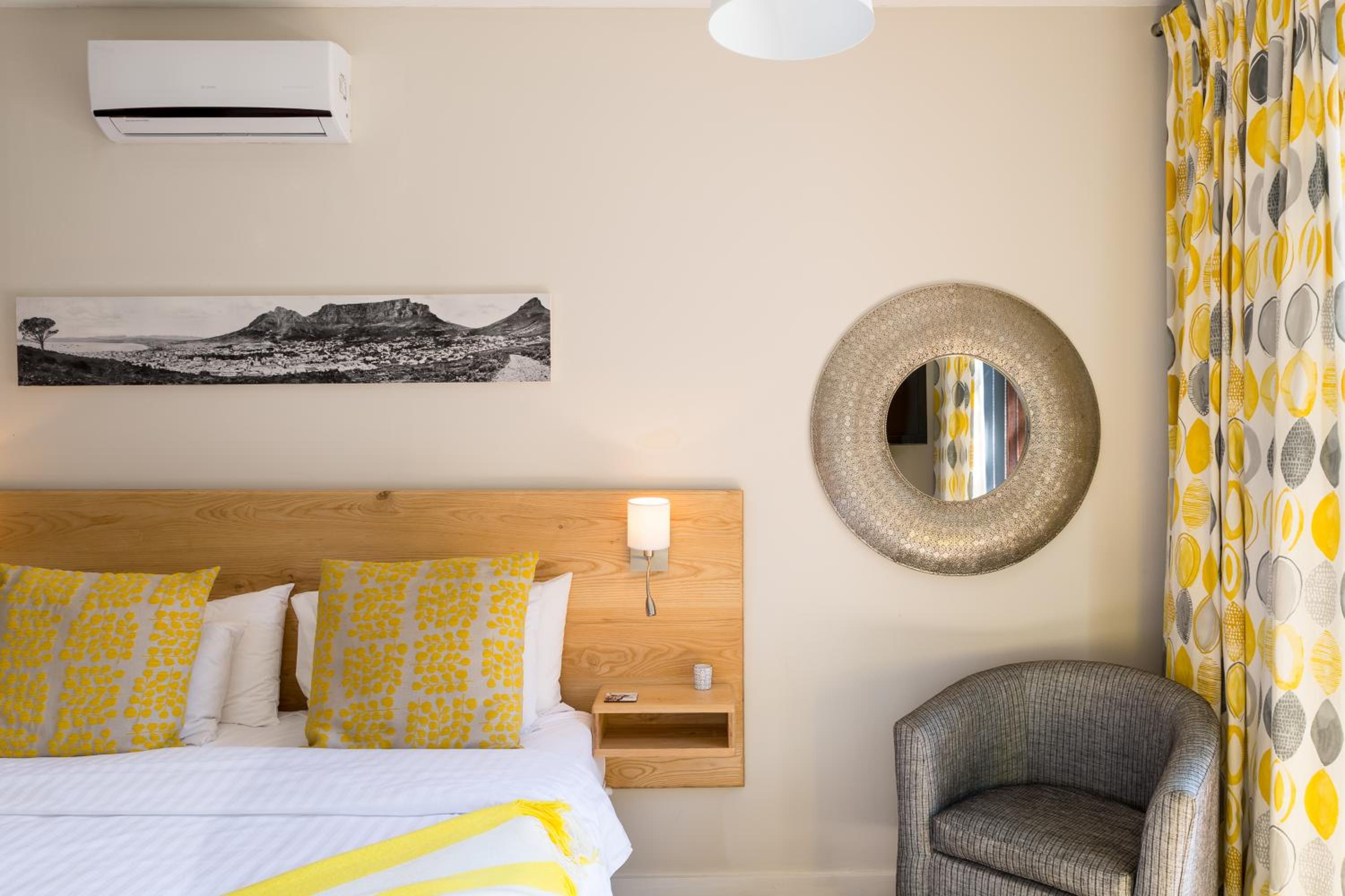 Double Room with Pool View - Photo 9