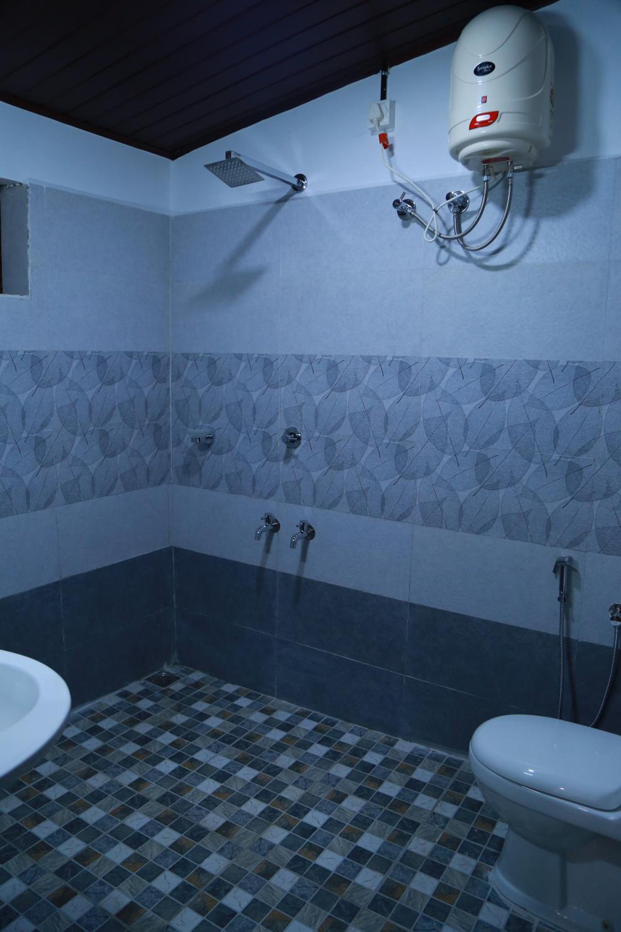 Deluxe Double Room (2 Adults + 1 Child) - Photo 12