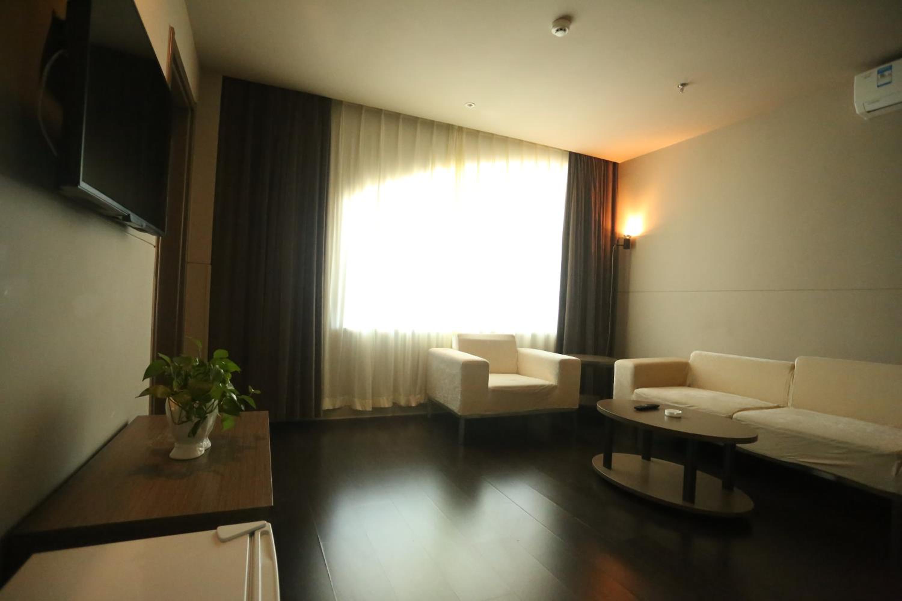 Business Suite A photo 2