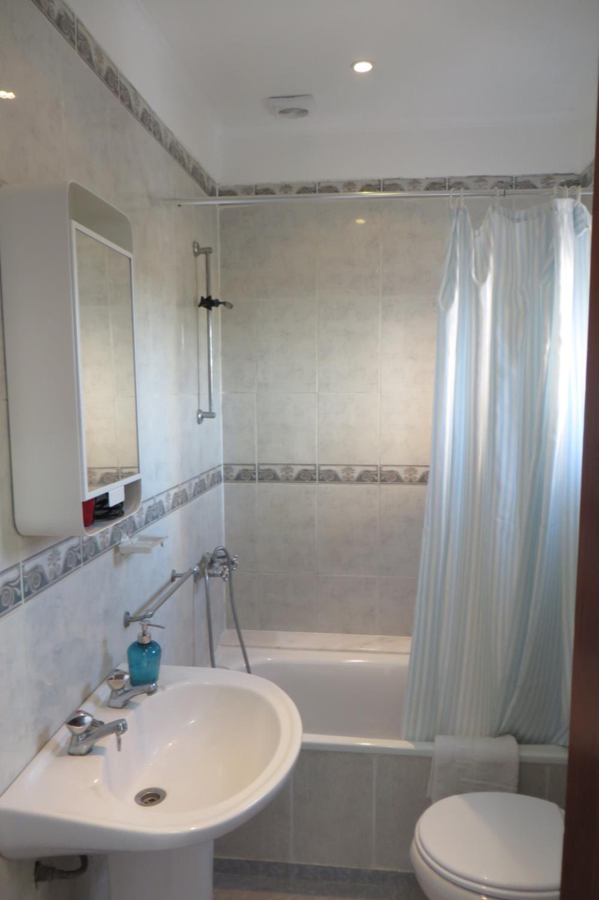 King Room with Shared Bathroom photo 3