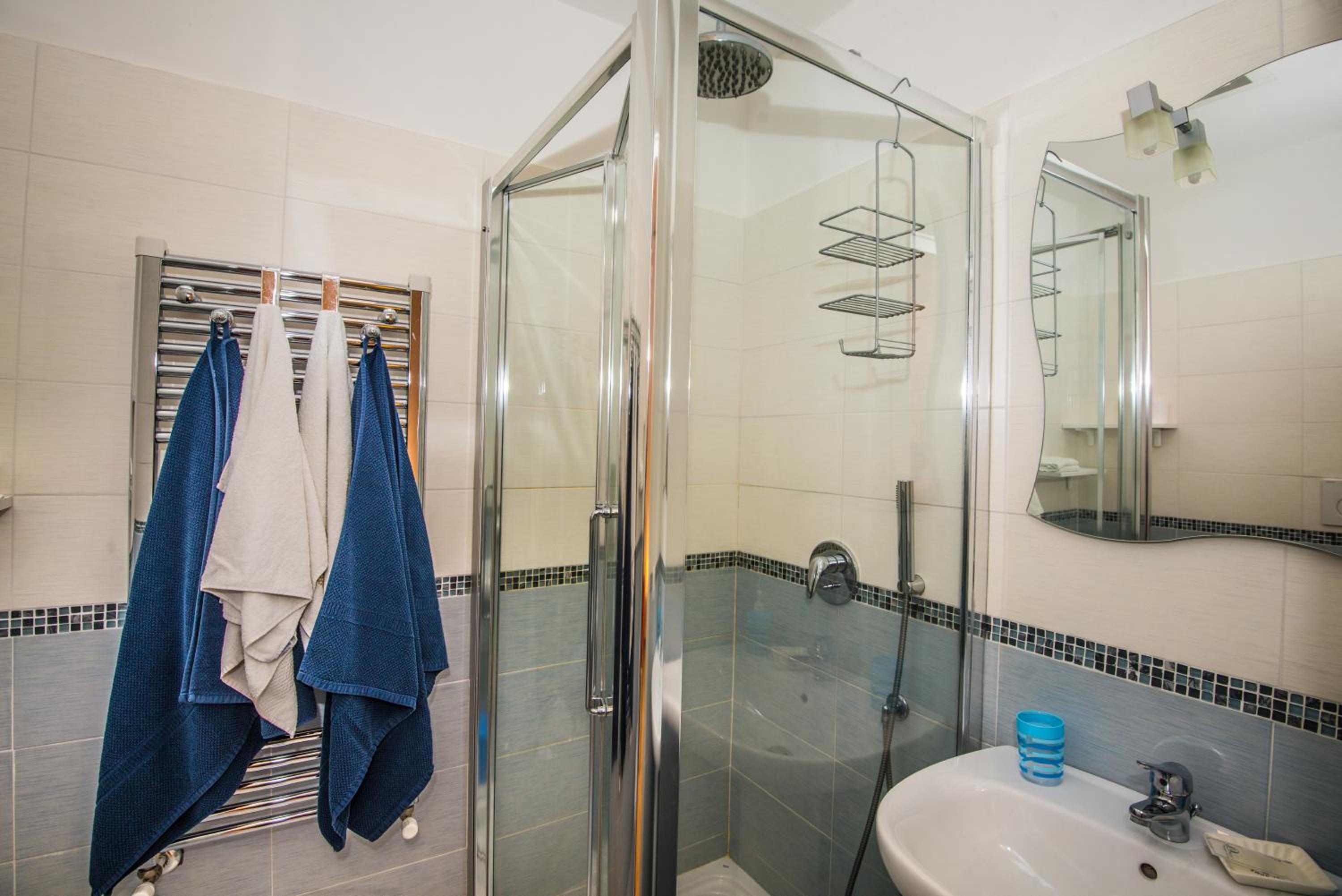 Double Room - Photo 8