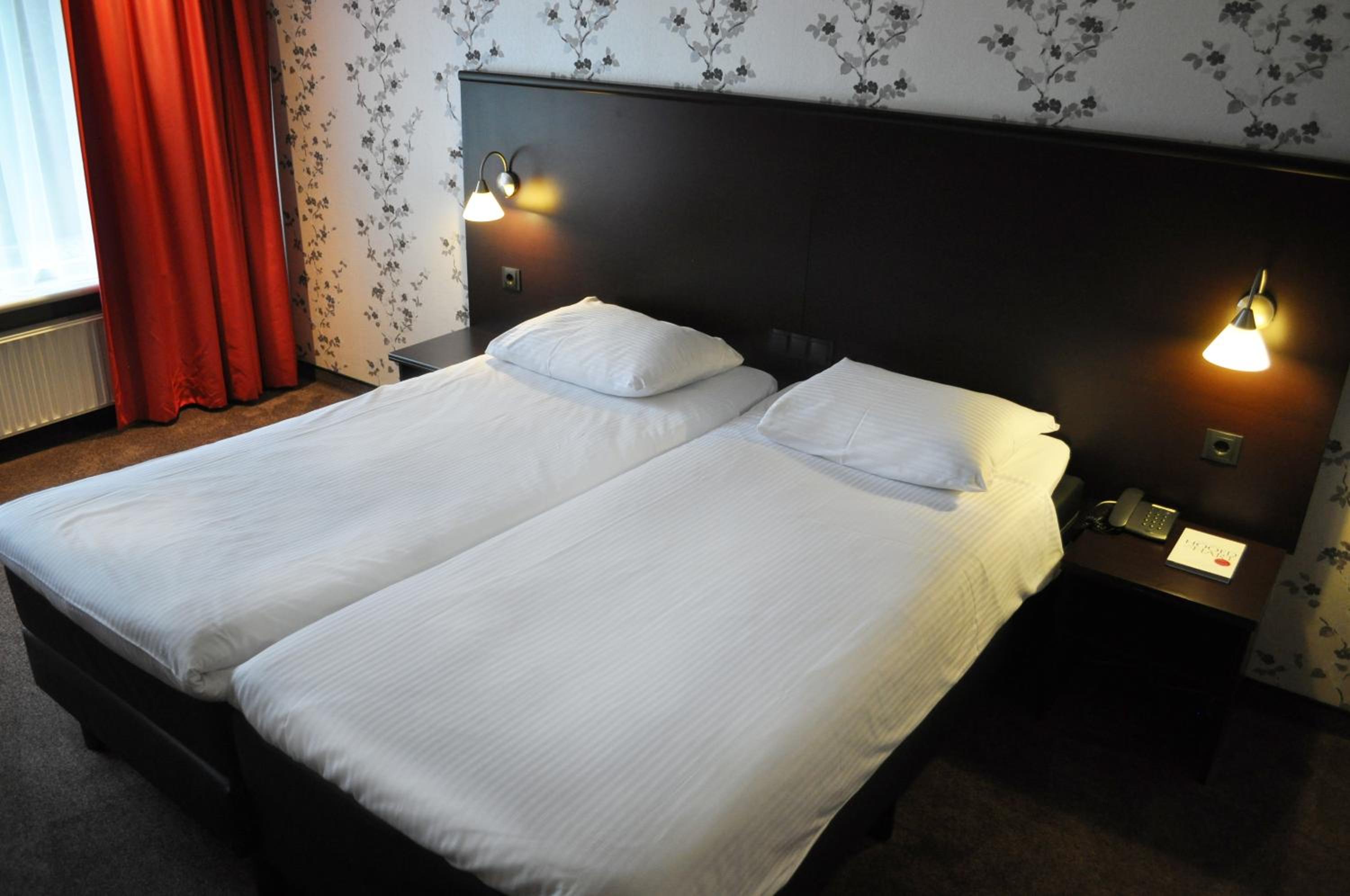 Comfort kamer met 2 aparte bedden – souterrain achterzijde hotel