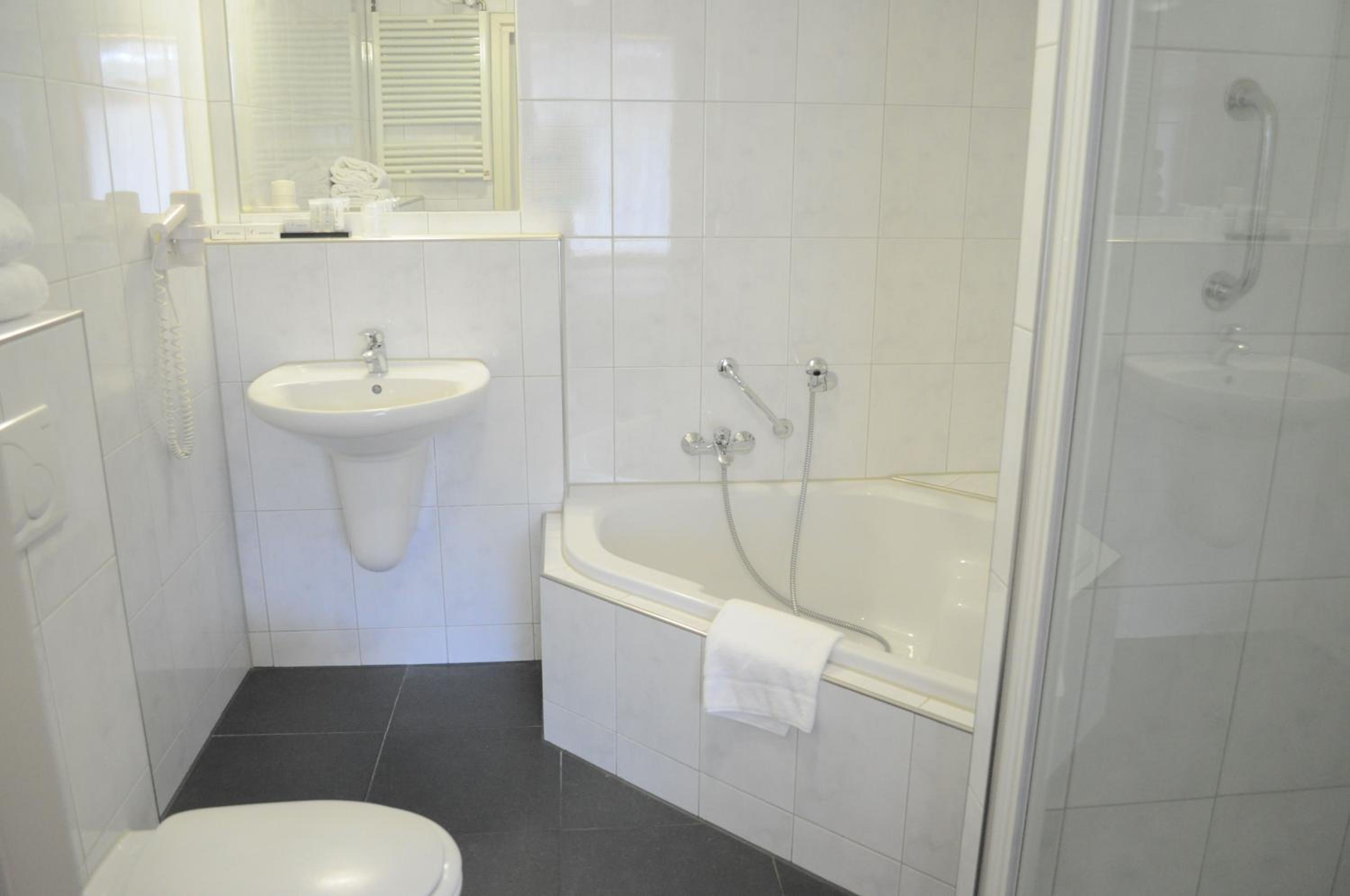 Comfort kamer met 2 aparte bedden – souterrain achterzijde hotel photo 2