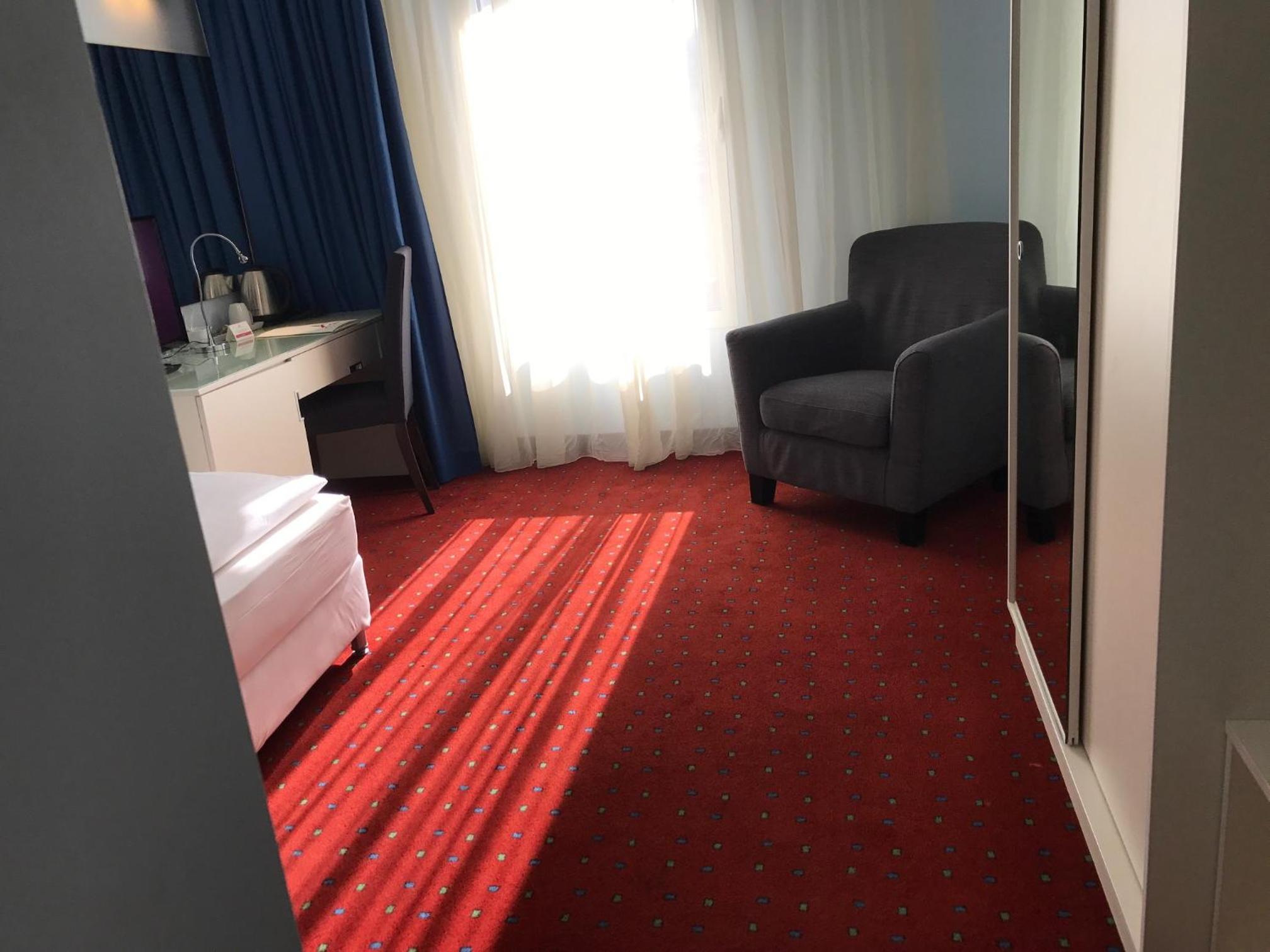 Comfort Single Room with Yard View