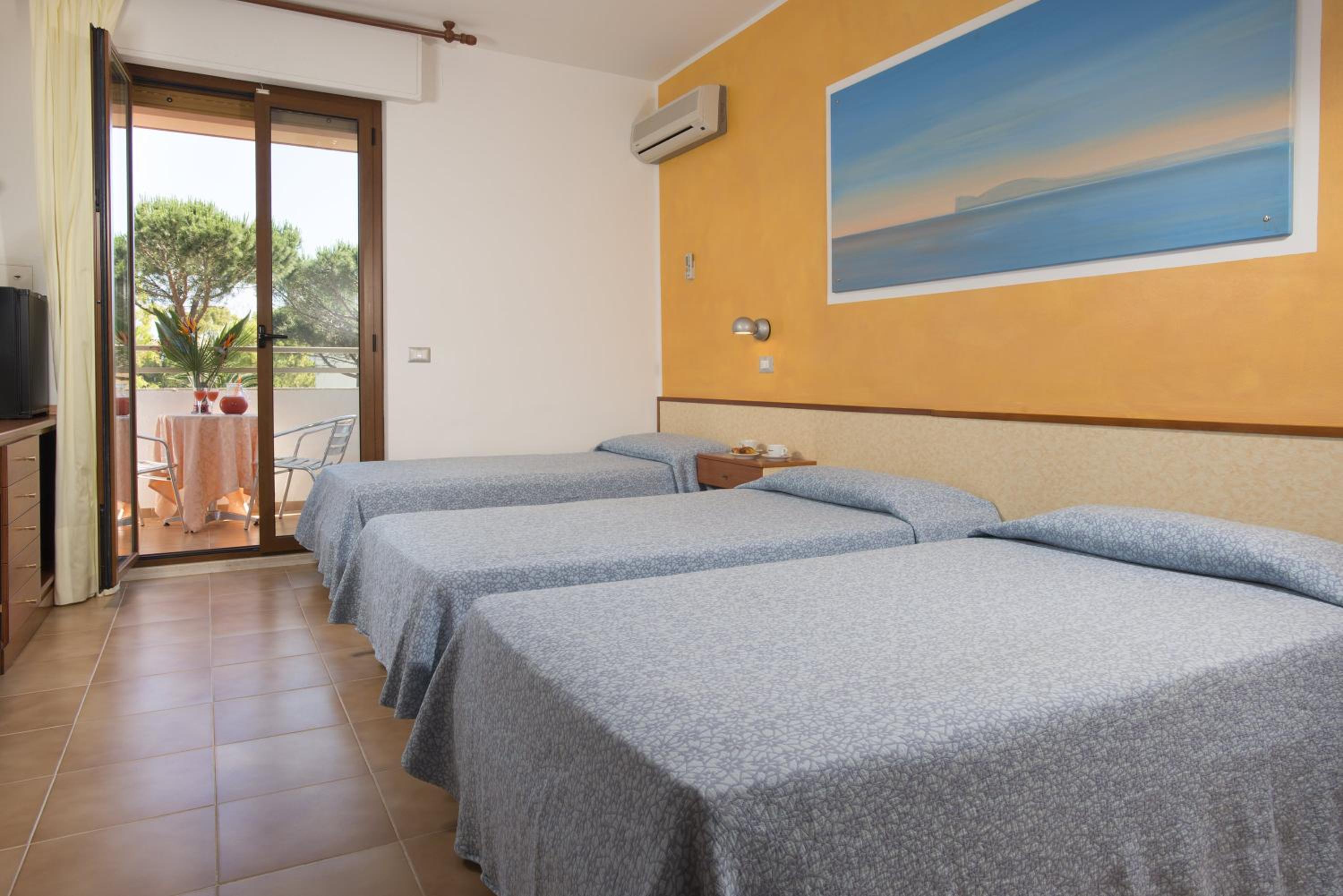 Economy Triple Room - Photo 7