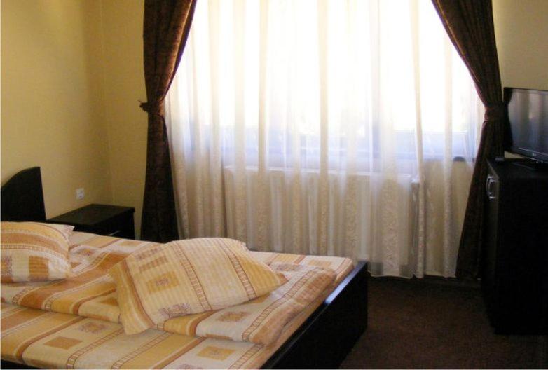 King Room with Balcony - Photo 3