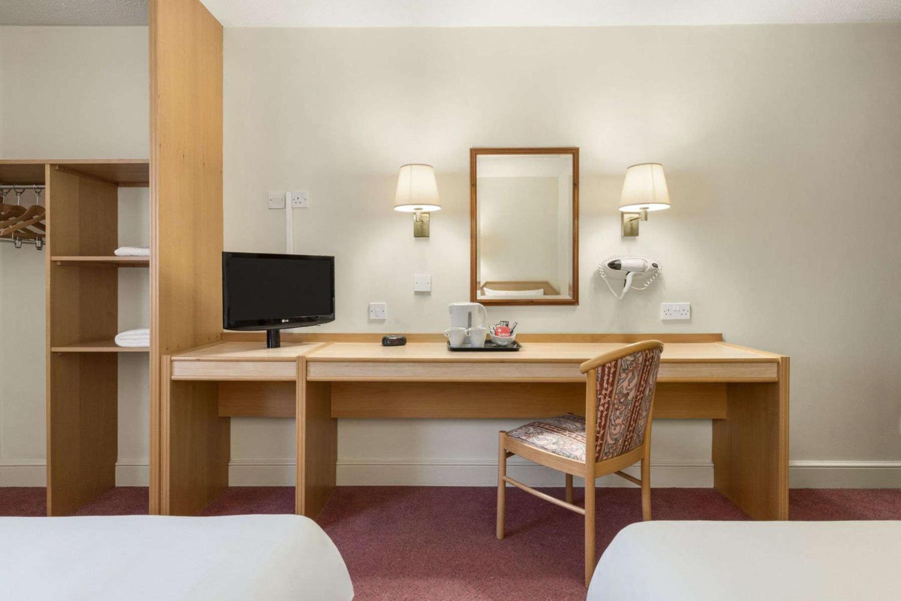 Standard Twin Room - Photo 3