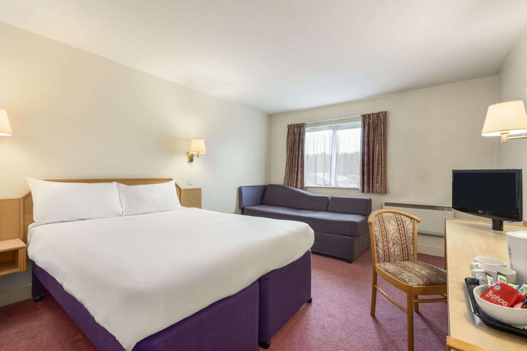 King Room With One King Bed And One Single Bed - Sofa Bed - Non-Smoking