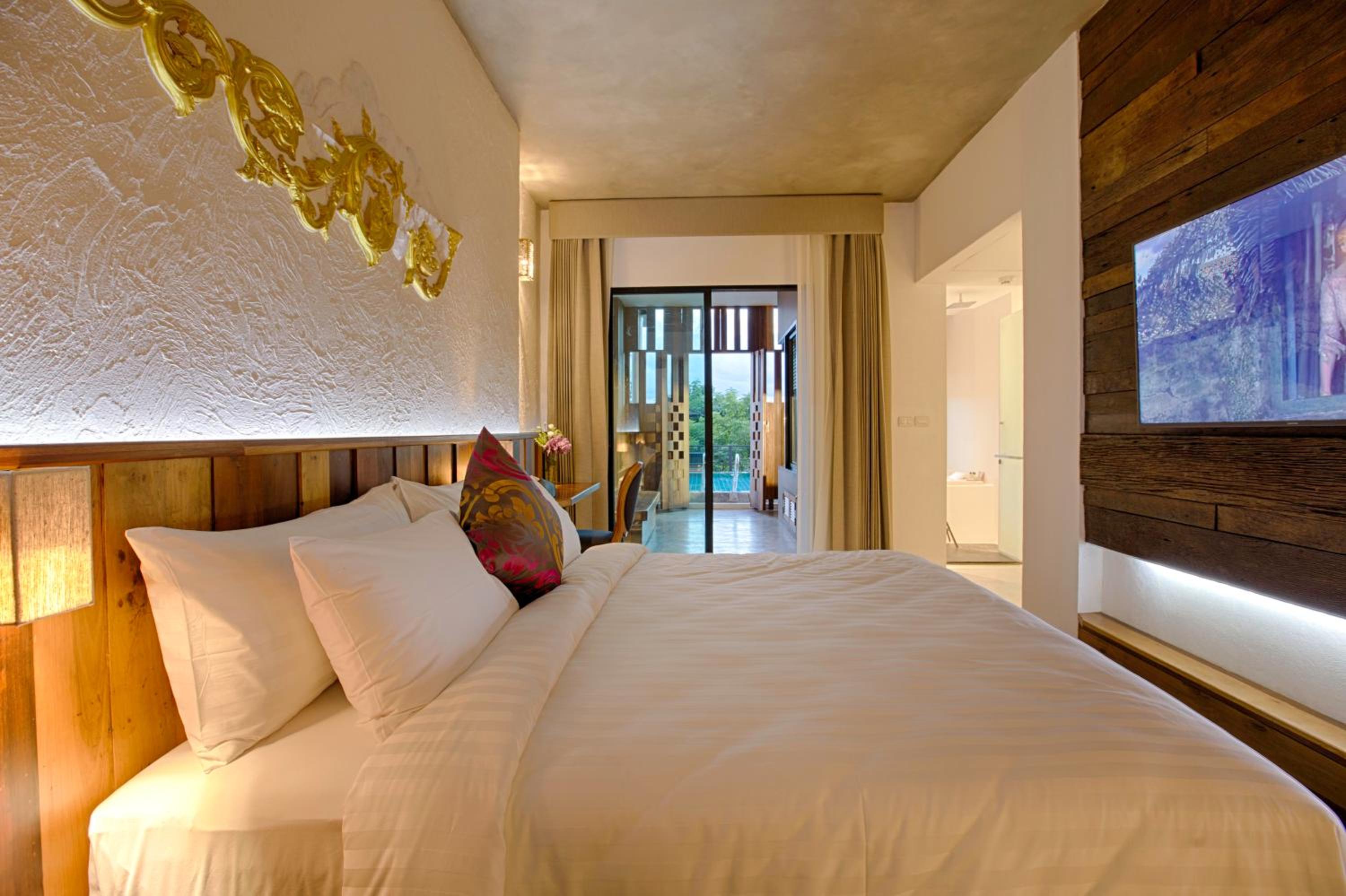 Deluxe Double or Twin Room with Pool Access photo 3