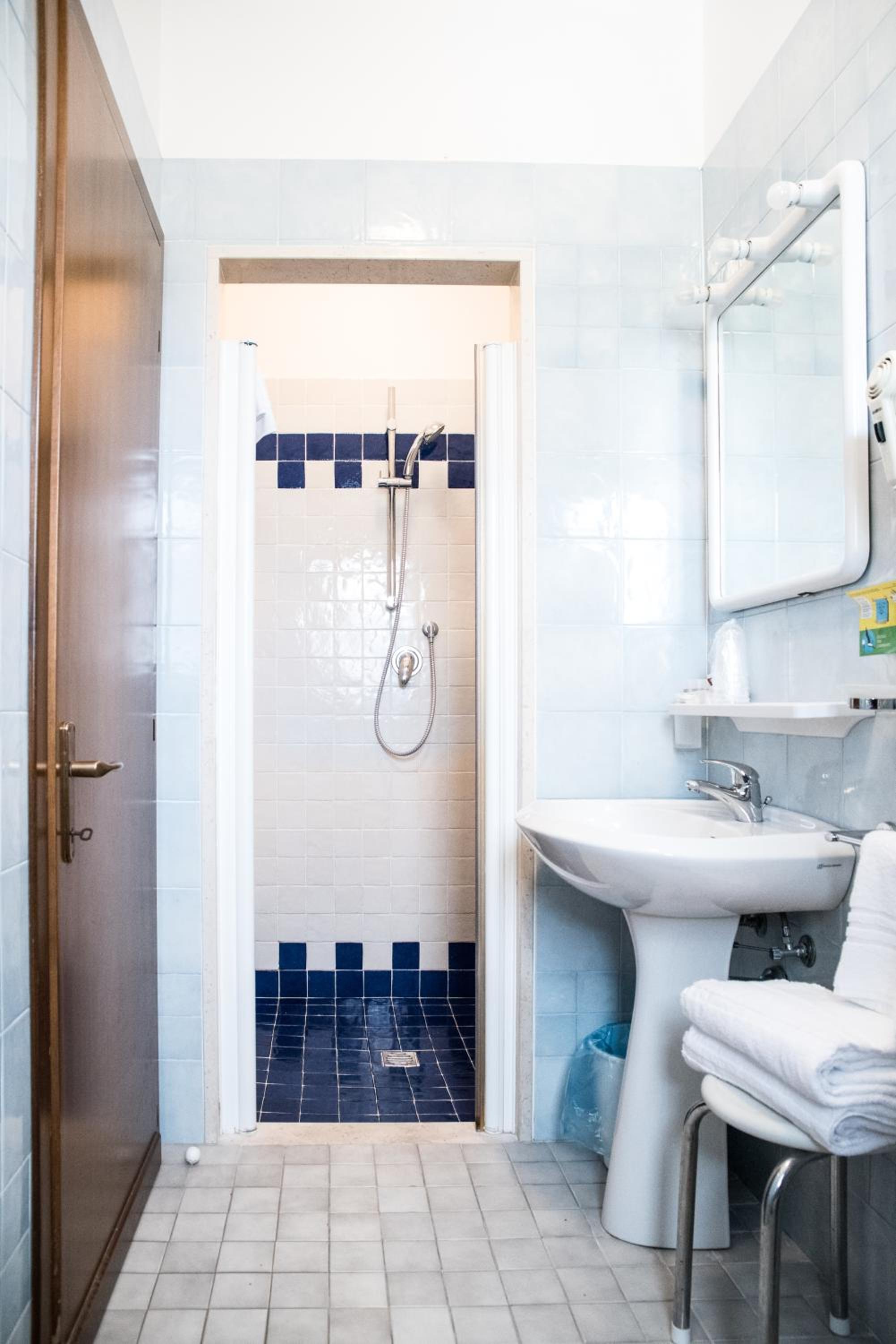 Standard Double or Twin Room - Photo 2
