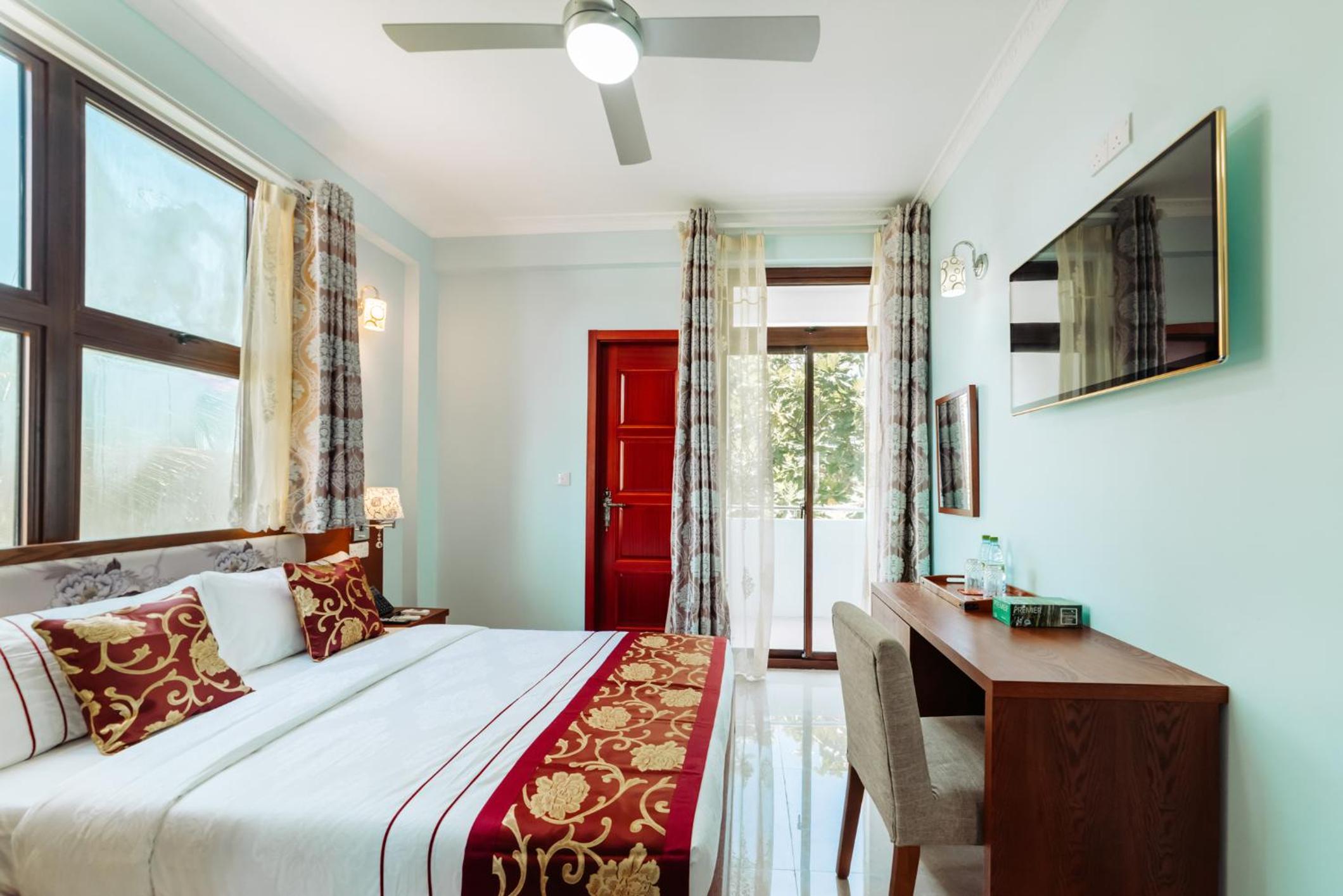 Deluxe Double Room (2 Adults + 1 Child) photo 3