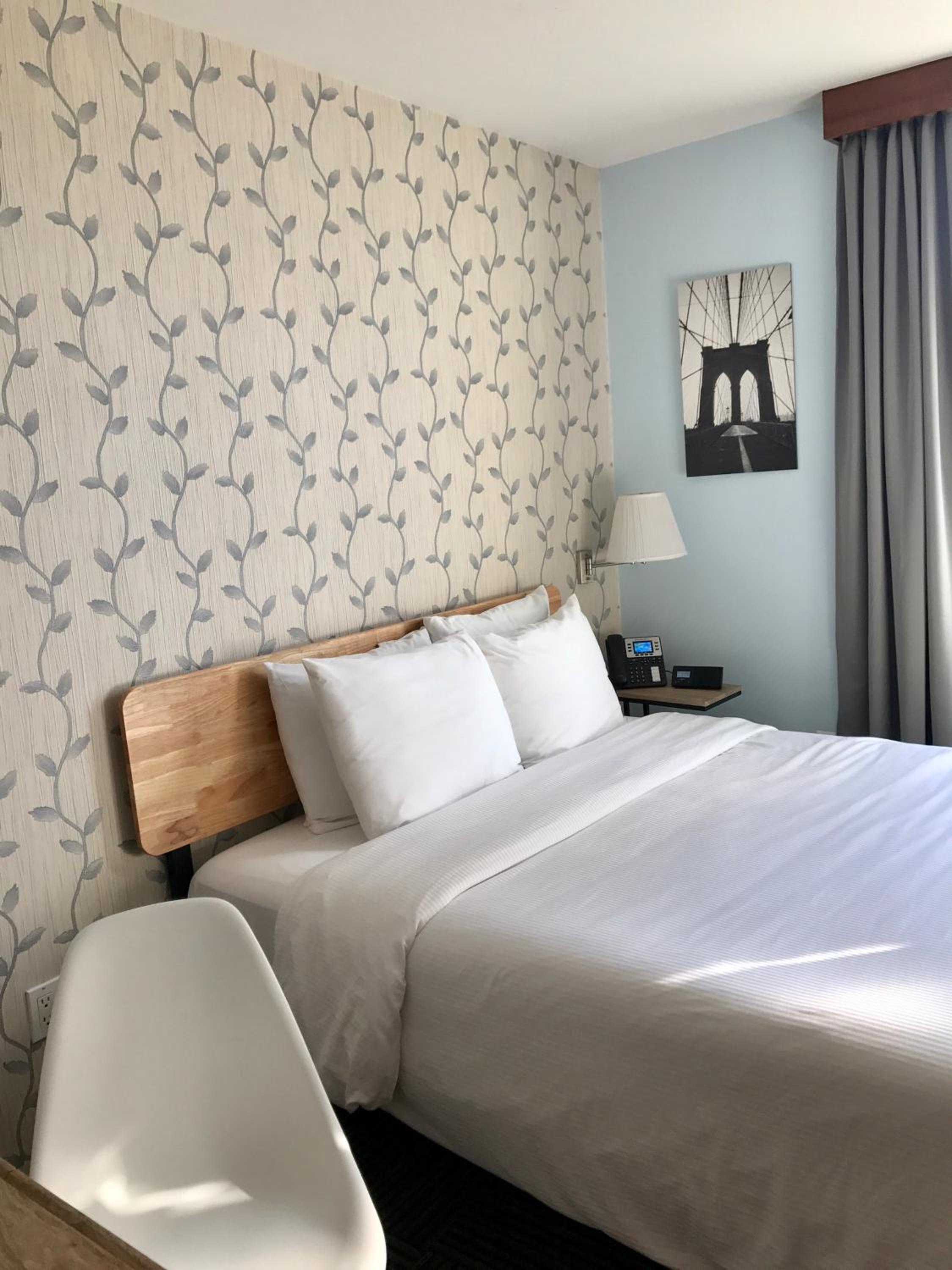 Queen Room thumbnail 5