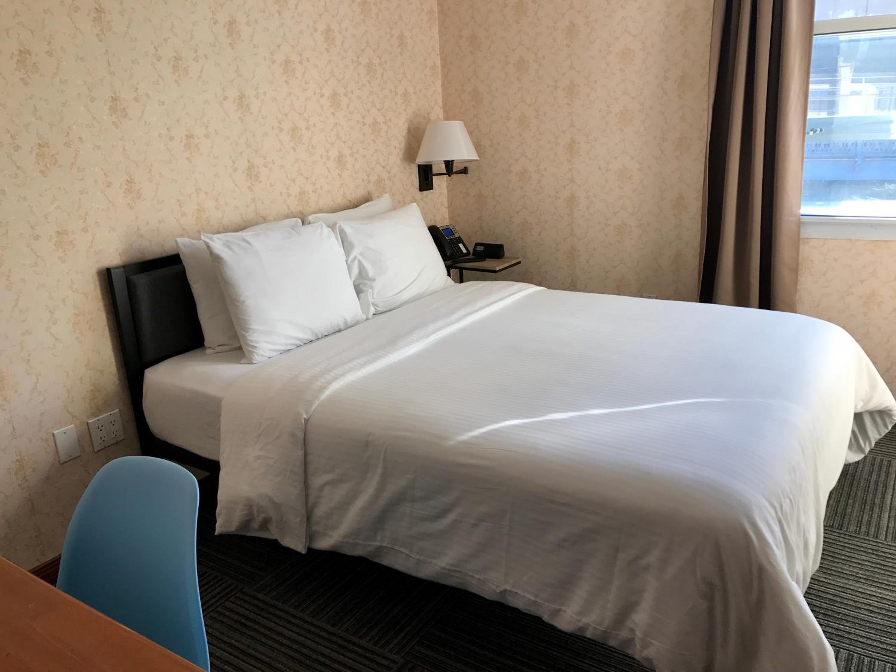 Queen Room thumbnail 6