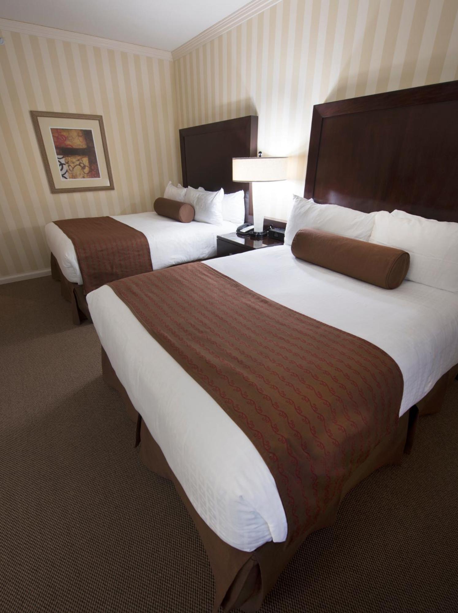 Deluxe Queen Room with Two Queen Beds photo 3