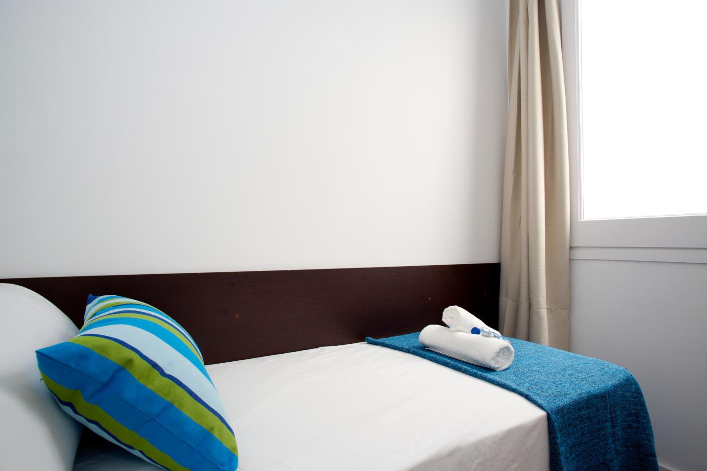 Apartamento superior de tres habitaciones con terraza.