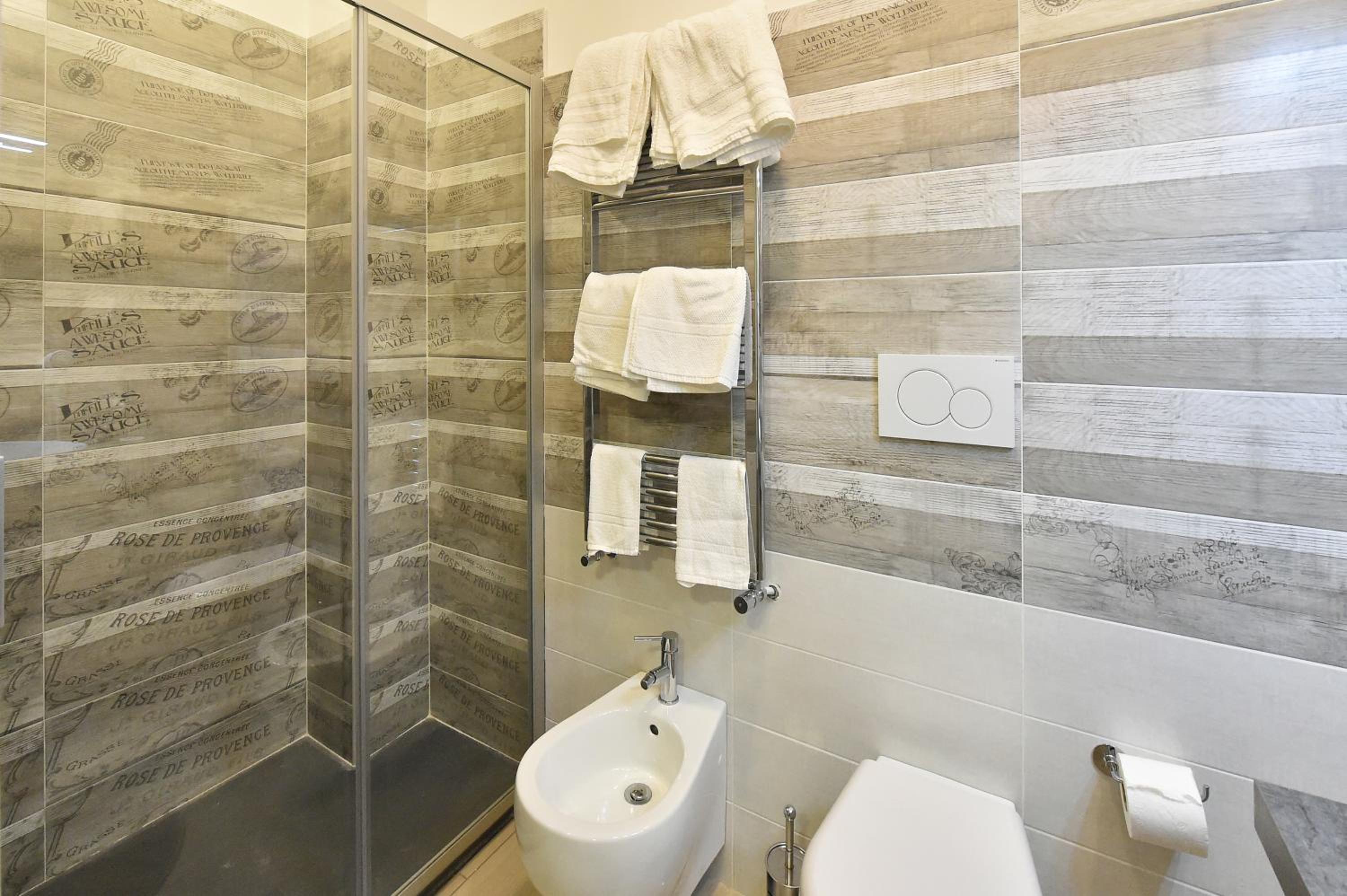 Double or Twin Room with Private Bathroom photo 3