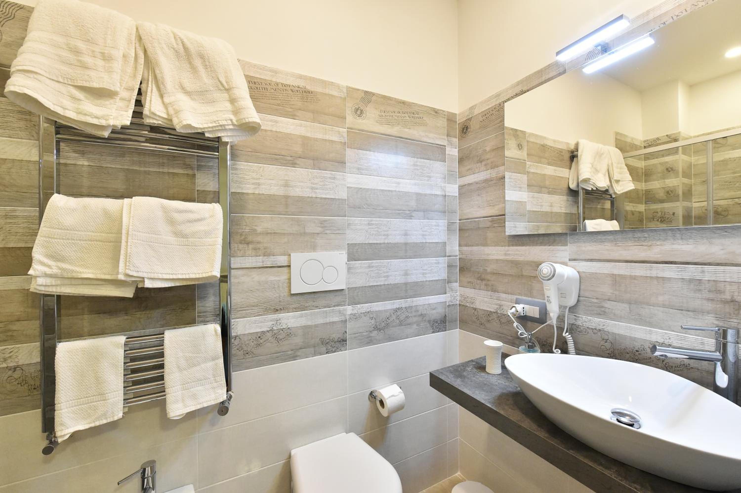 Double or Twin Room with Private Bathroom photo 2