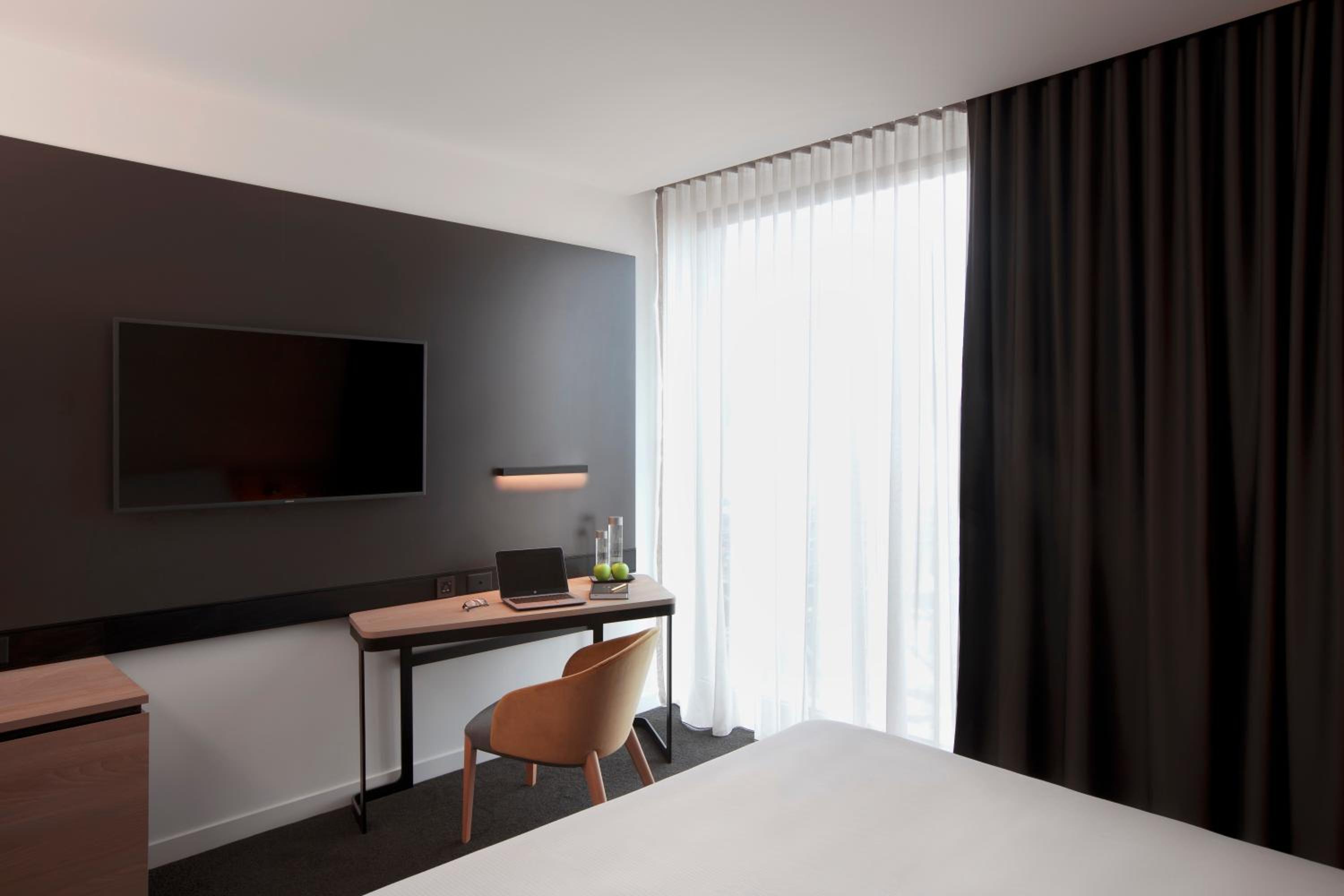 Superior King Room thumbnail 6