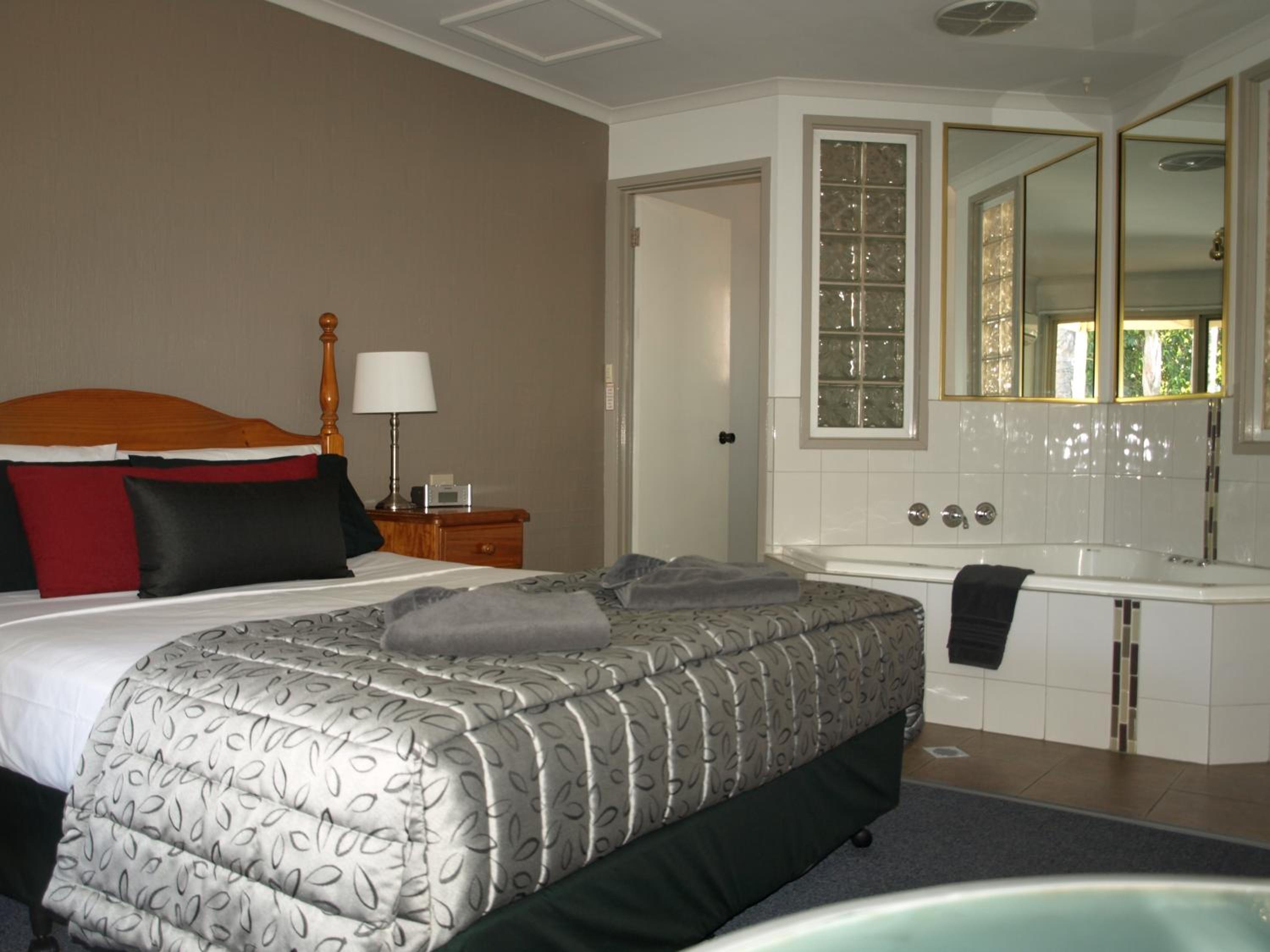 Executive Suite with Spa Bath photo 3