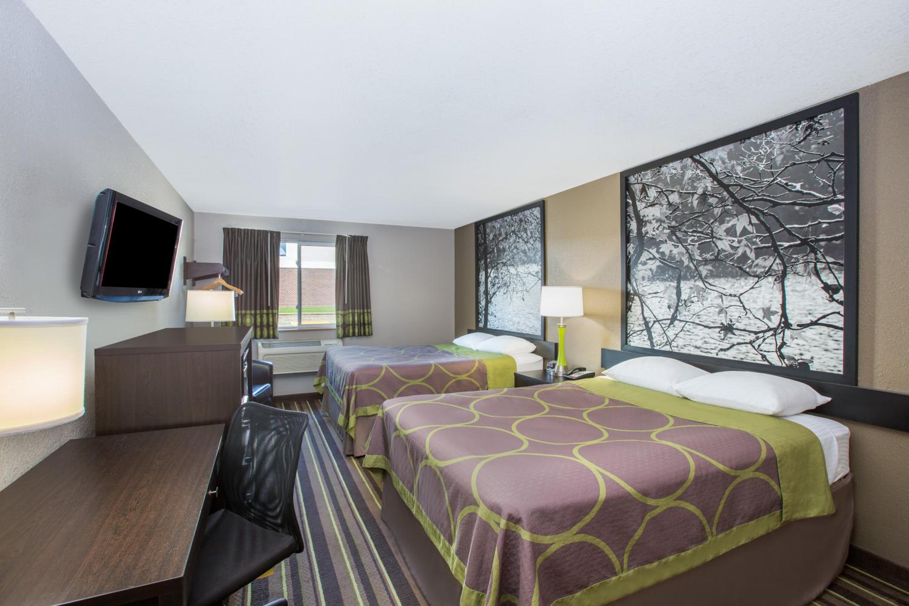 Queen Room with Two Queen Beds - Non-Smoking - Photo 2