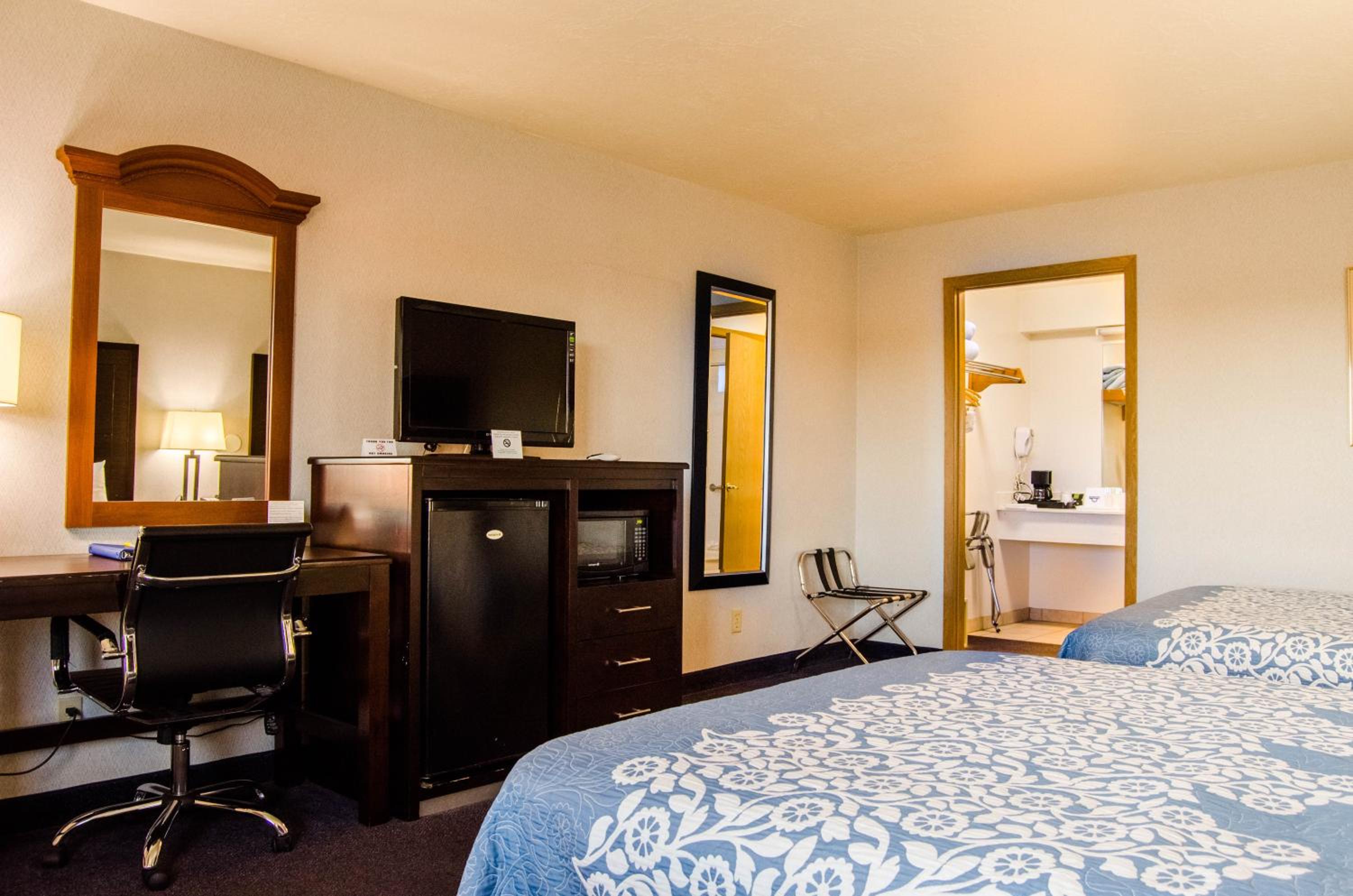 Quadruple Room with Two Queen Beds and Roll-In Shower - Disability Access/Non Smoking - Photo 1