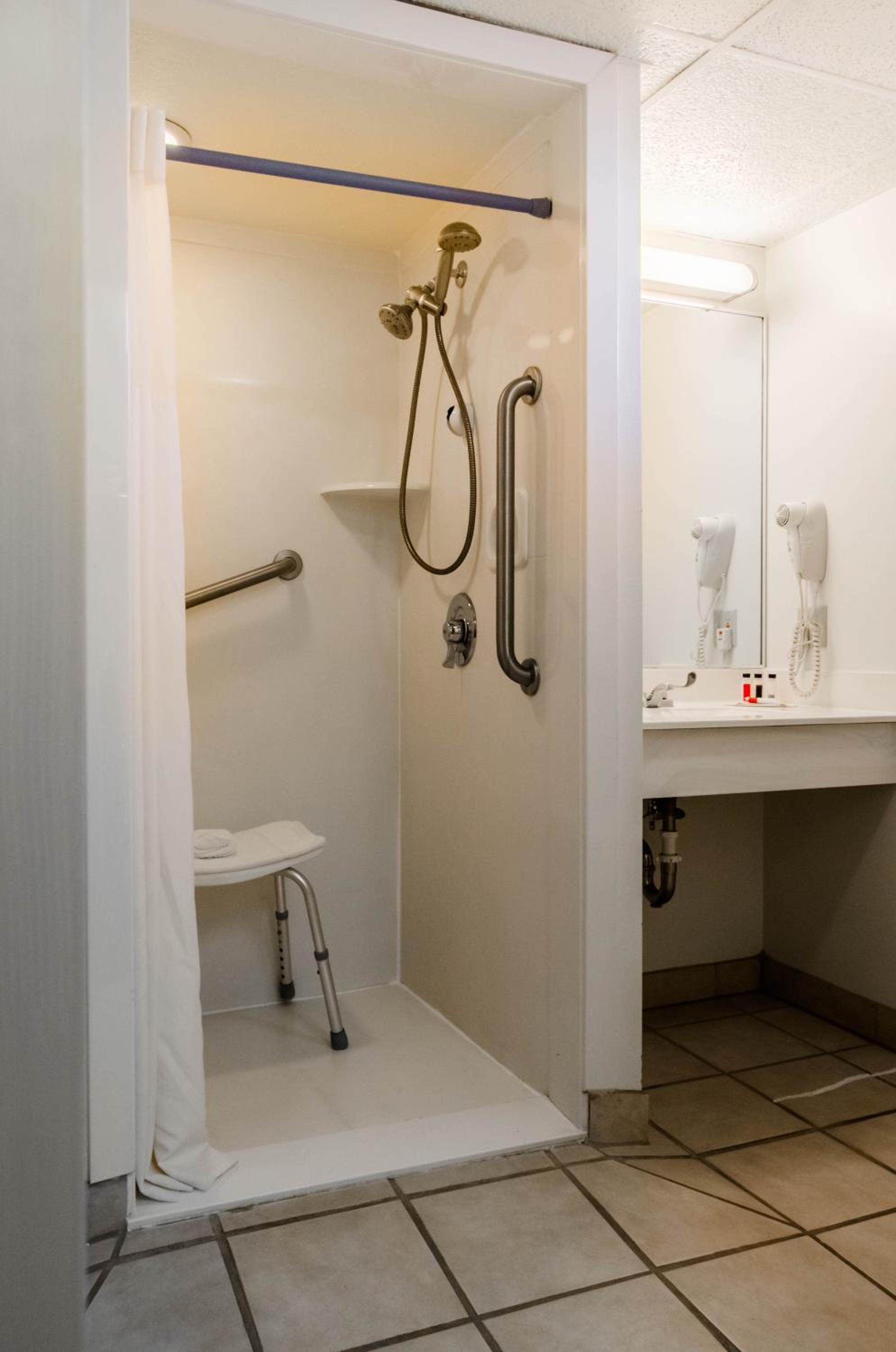 Quadruple Room with Two Queen Beds and Roll-In Shower - Disability Access/Non Smoking - Photo 2