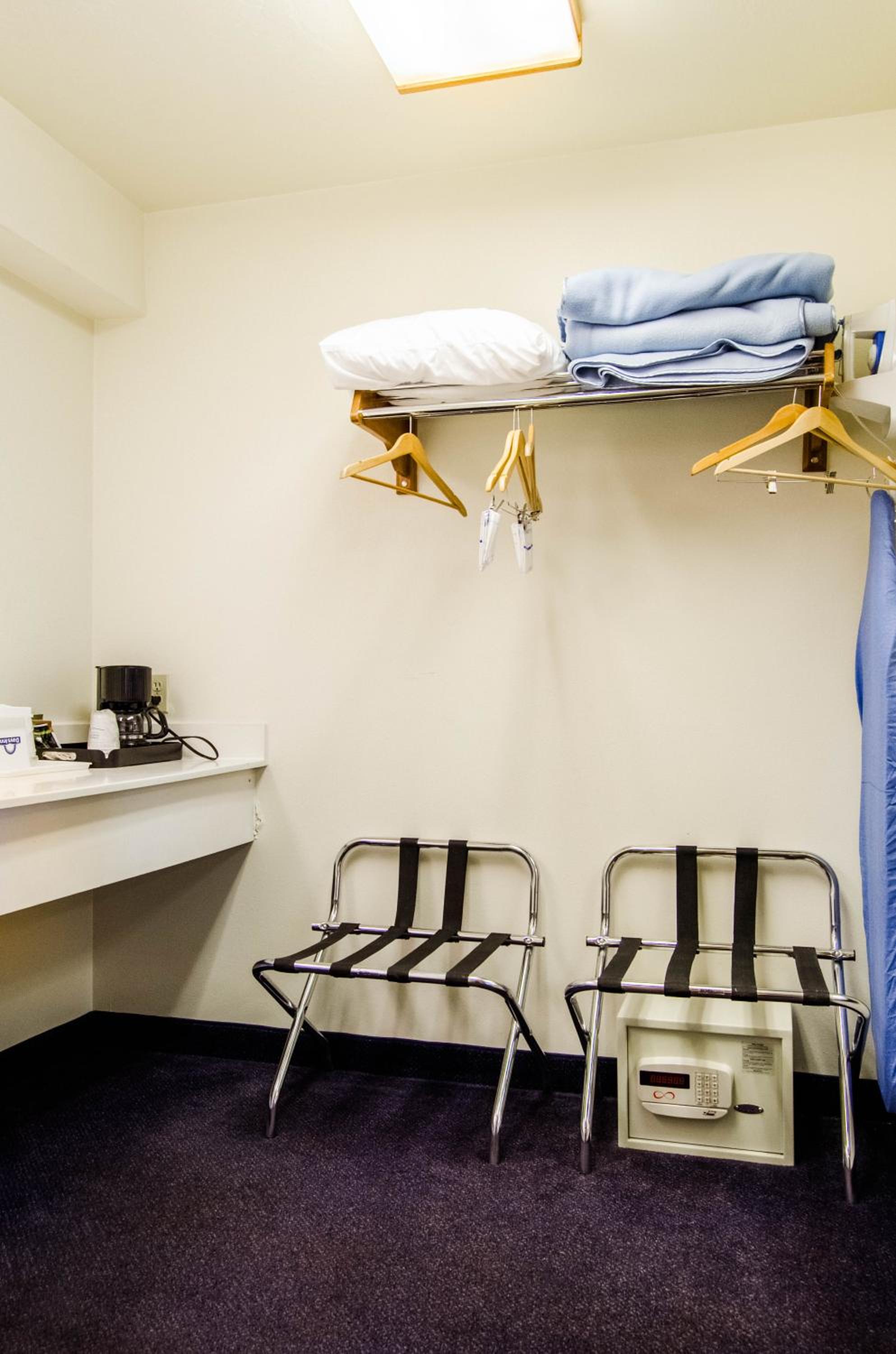 King Room - Non Smoking - Photo 1