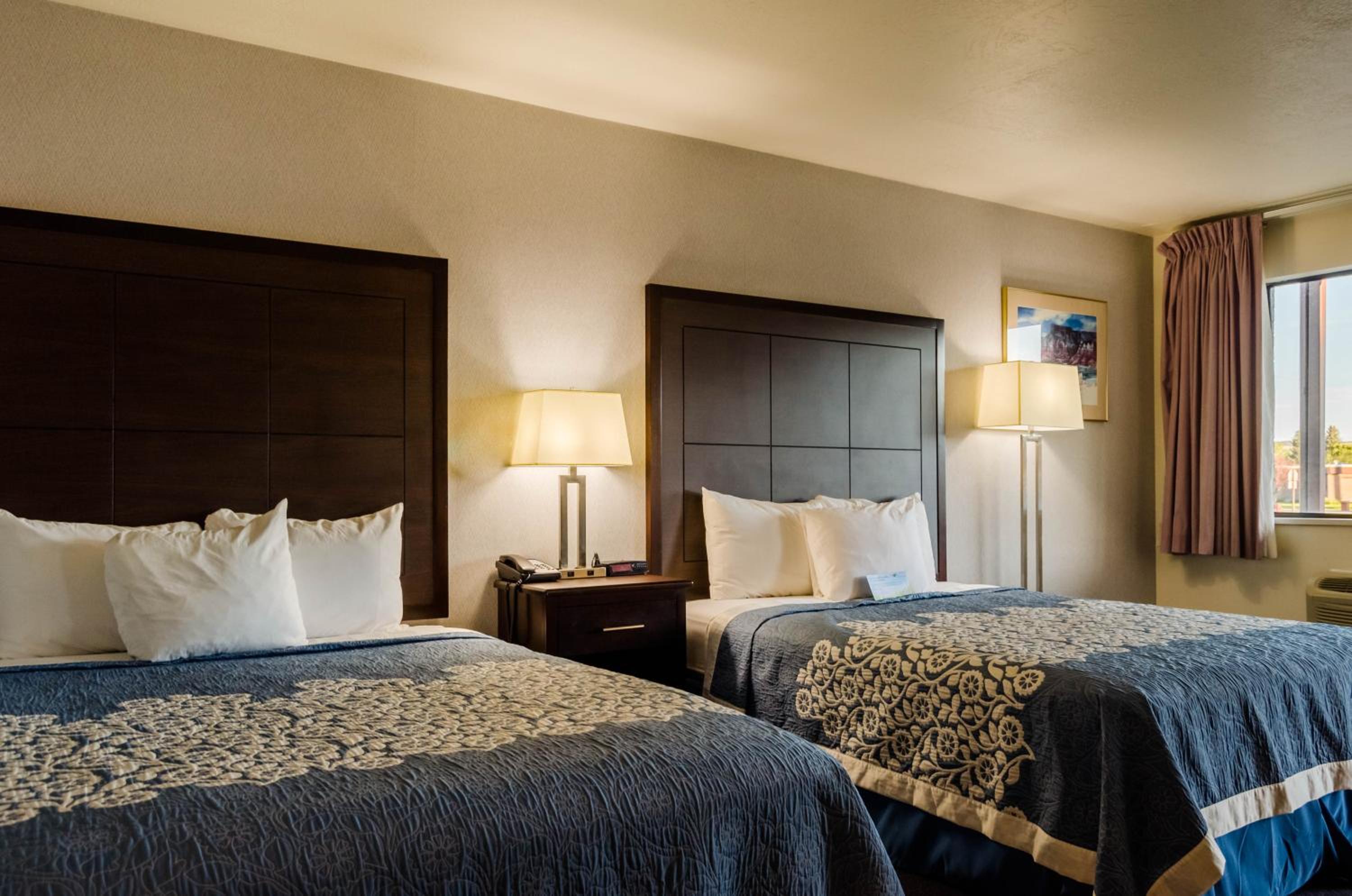 Quadruple Room with Two Queen Beds - Non Smoking - Photo 1