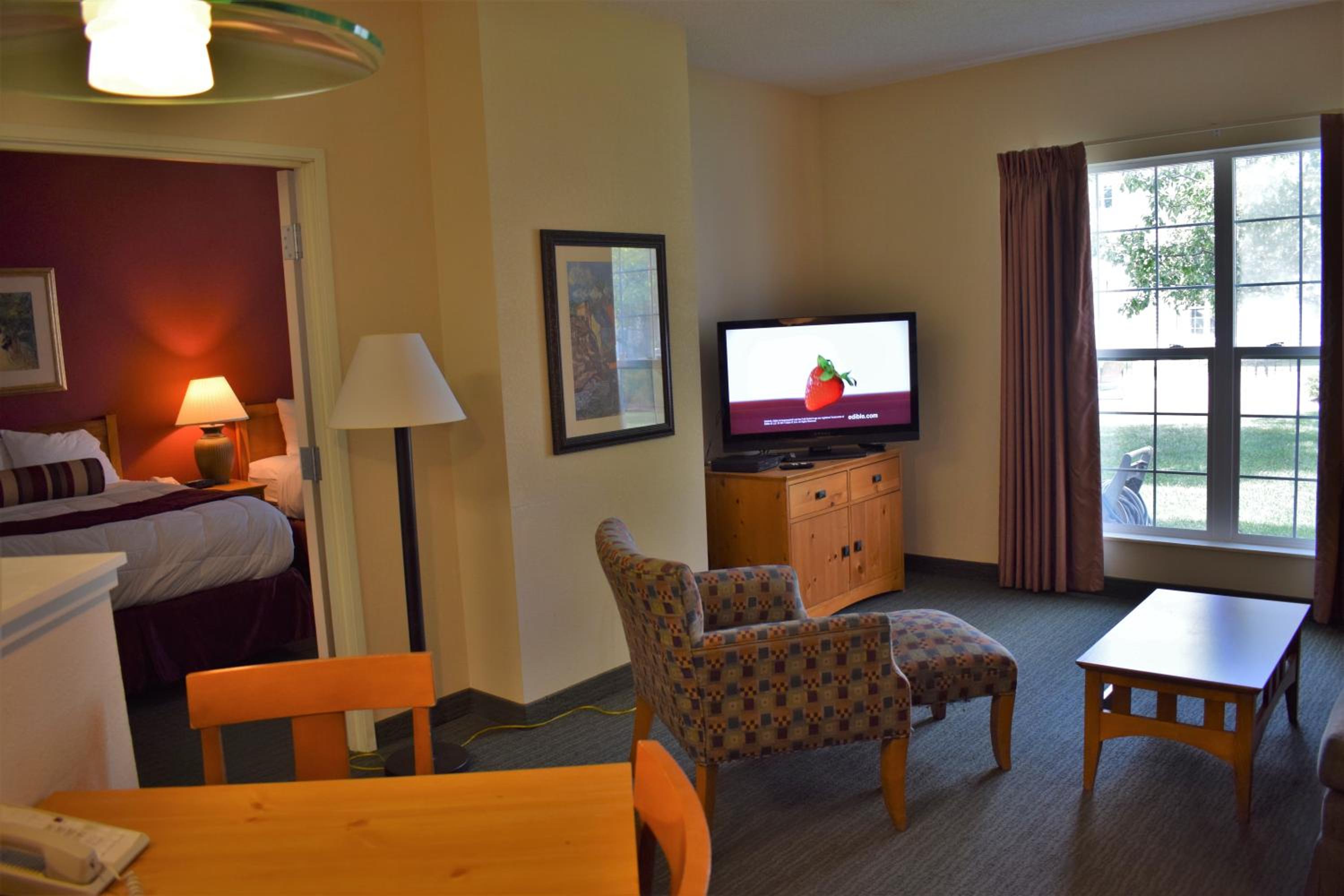 Suite with 1 King Bed and 2 Queen Beds, disability Access, Non-Smoking - Photo 4