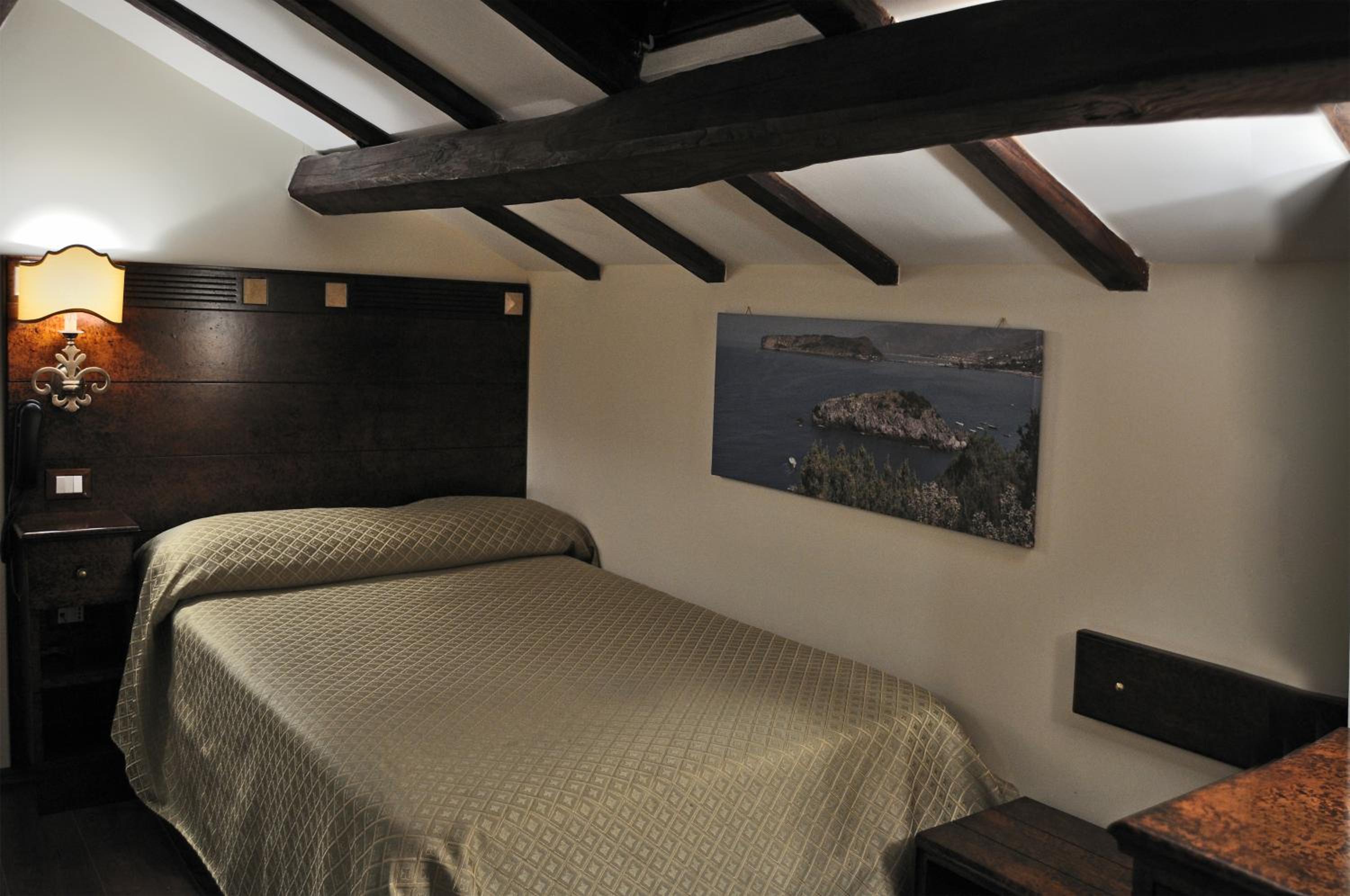 Double Room with Small Double Bed photo 3